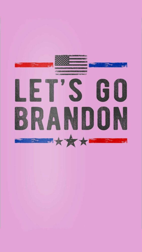 Let’s Go Brandon 桌布 壁紙 — 柔和粉紅色背景上，帶有美國國旗圖案和紅藍條紋，中央以粗糙黑色字體顯示粗體文字 LET'S GO BRANDON。