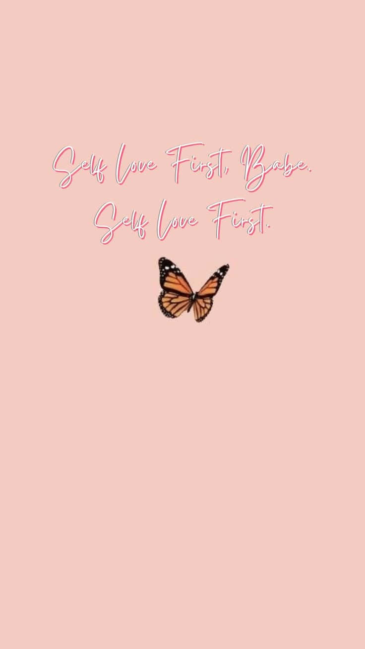 Girly Phone 桌布 壁紙 — 柔和粉紅色背景上，有一隻君主斑蝶位於草書文字「Self Love First Babe」下方。