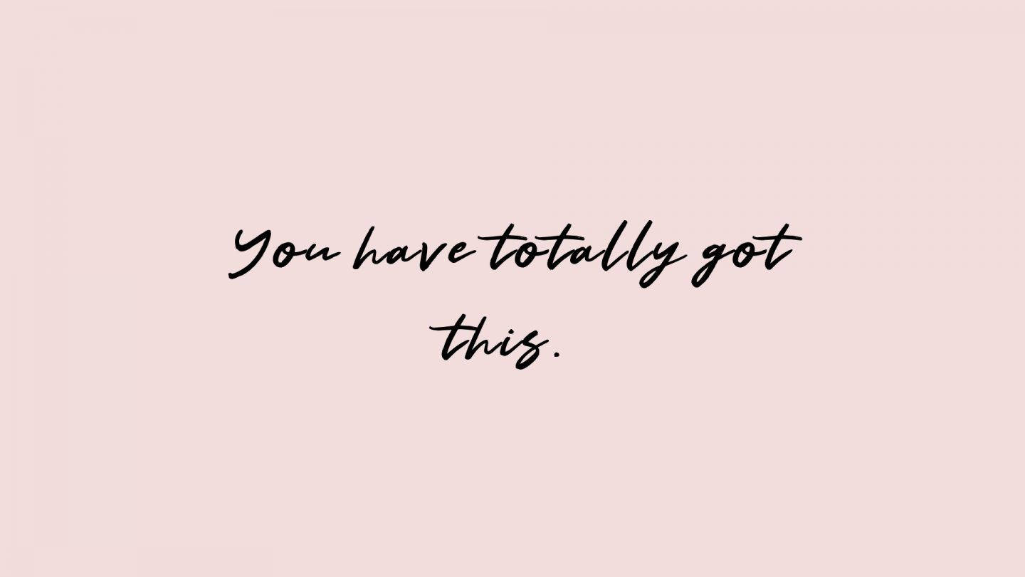 激勵 桌布 壁紙 — 柔和粉紅色背景上，黑色手寫字體寫著「You have totally got this.」