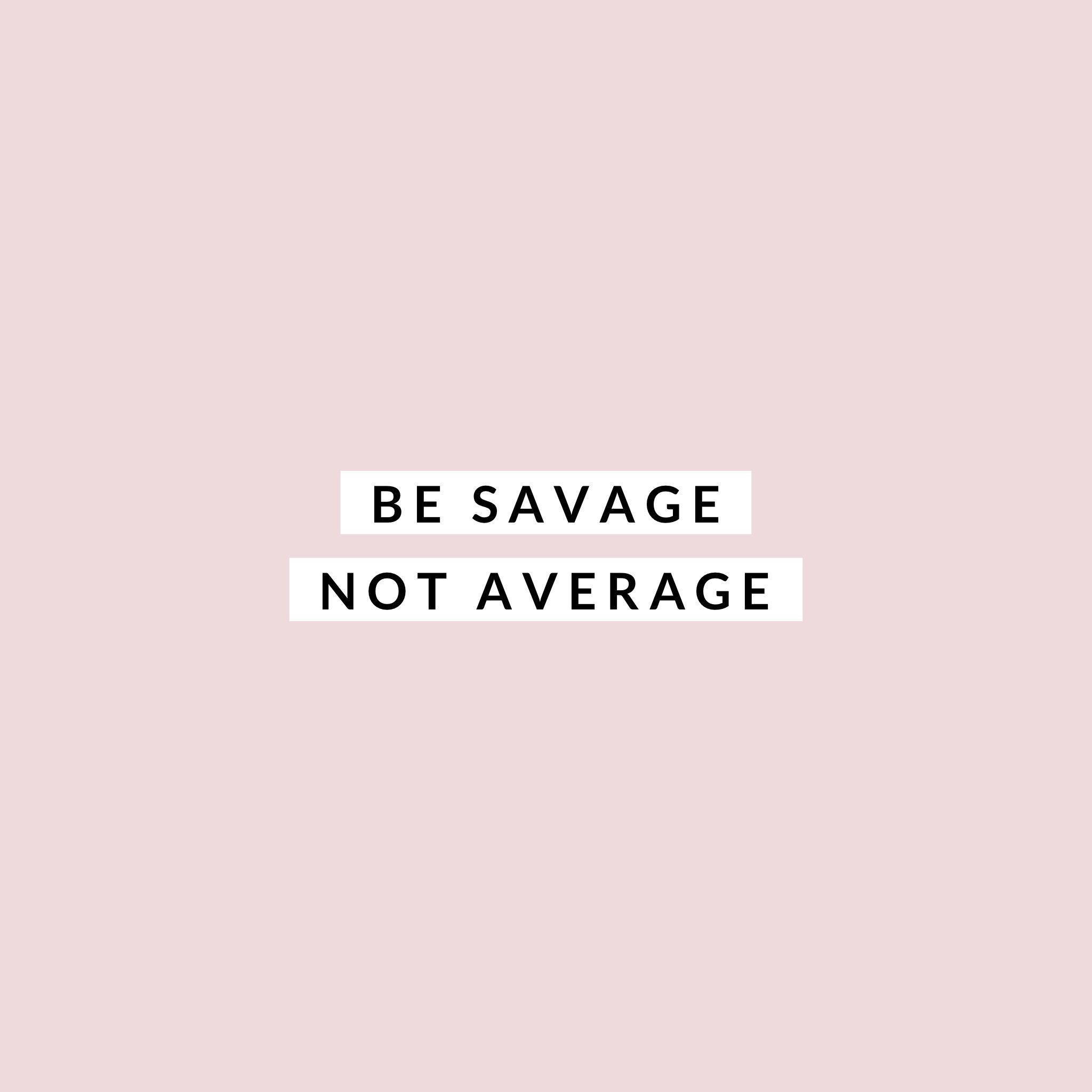savage 桌布 壁紙 — 柔和粉紅色背景上以粗體黑色文字呈現的簡約勵志名言，敦促要野性，不要平庸。