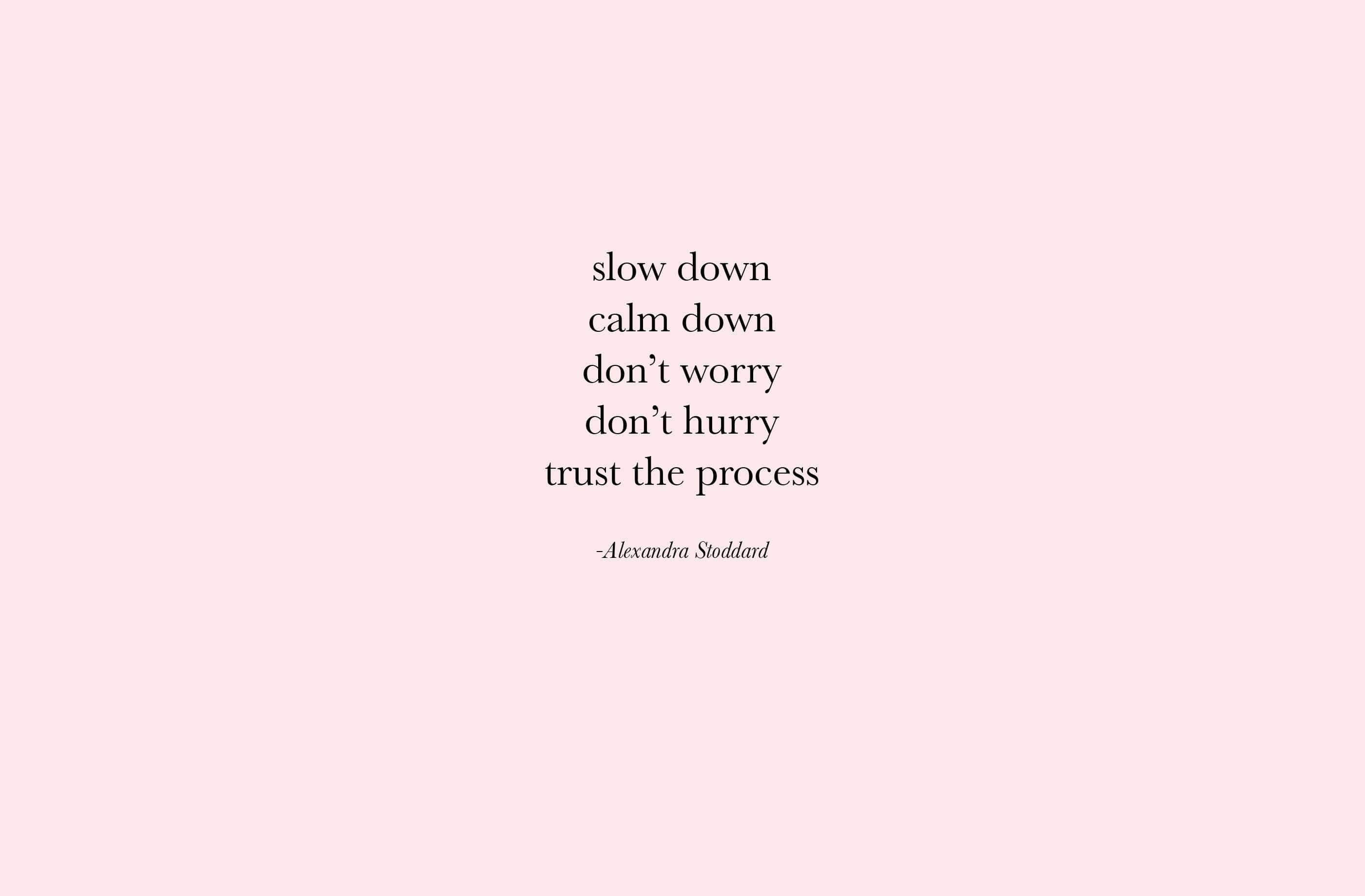 Aesthetic Quotes Desktop 桌布 壁紙 — 柔和粉紅色背景上居中對齊的極簡勵志名言文字，促進冷靜與耐心。