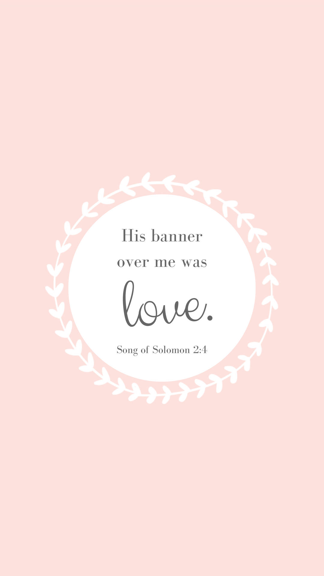Christian Quotes 桌布 壁紙 — 柔和粉紅色背景上有一個白色圓形花環，框住來自雅歌2:4的文字「他的旗幟在我之上是愛」。