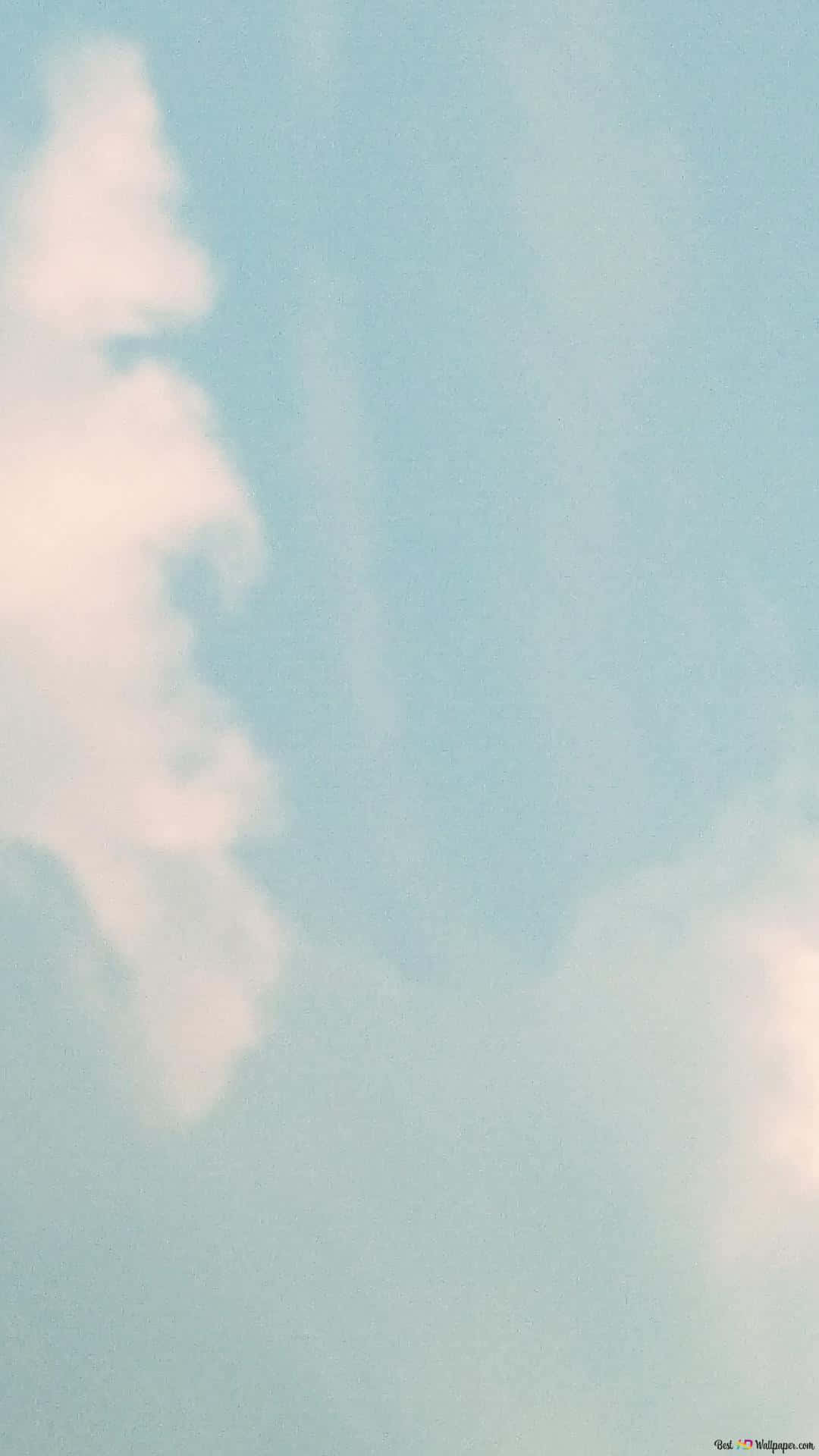 Clouds Aesthetic Tumblr 桌布 壁紙 — 柔和粉藍色天空，有輕柔白雲緩緩飄過。