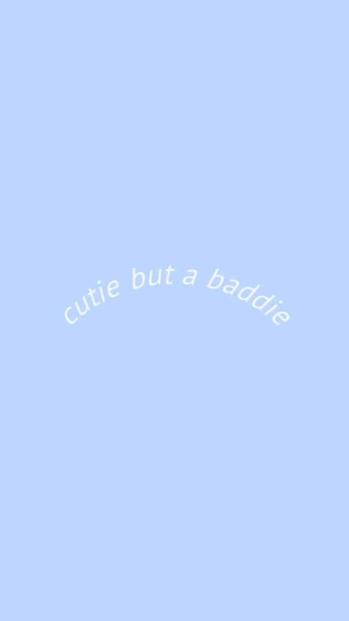 語錄 桌布 壁紙 — 柔和粉藍色背景，帶有彎曲的白色文字，寫著 cutie but a baddie。