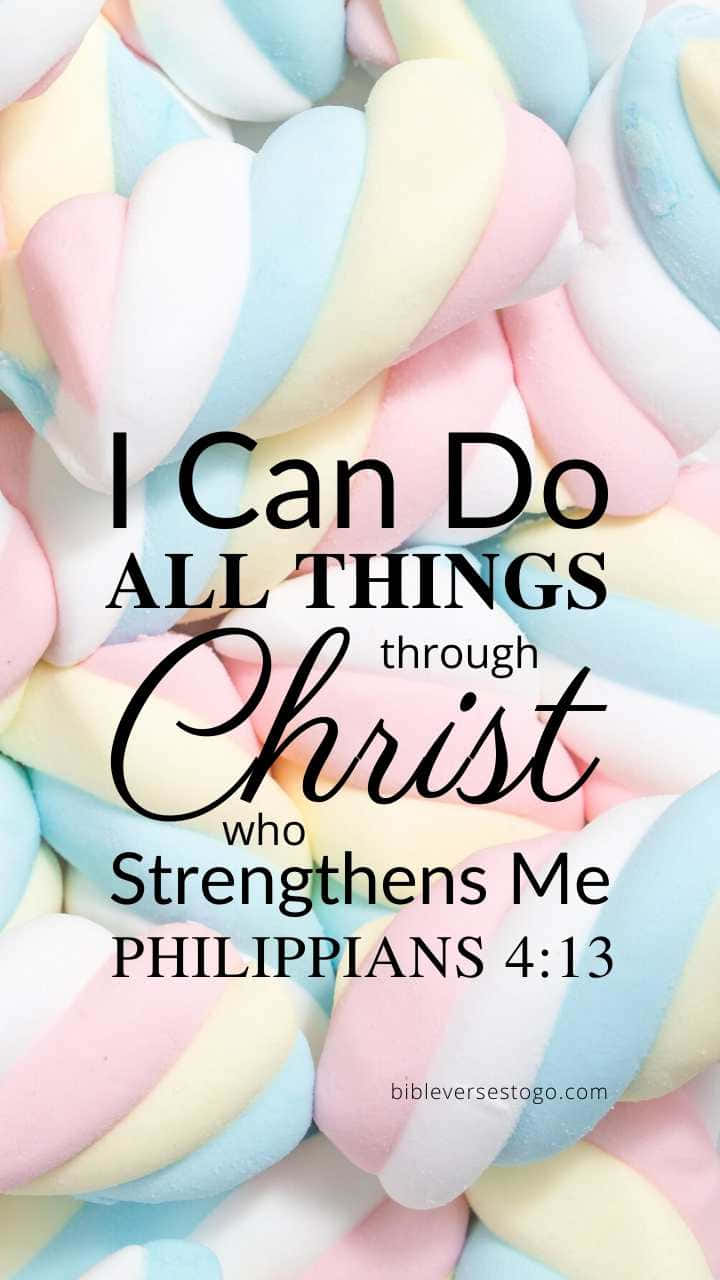 Girly Bible Verse 桌布 壁紙 — 柔和色調的棉花糖形成柔軟有紋理的背景，襯托出關於靠著基督得力量的粗體黑色勵志聖經經文。