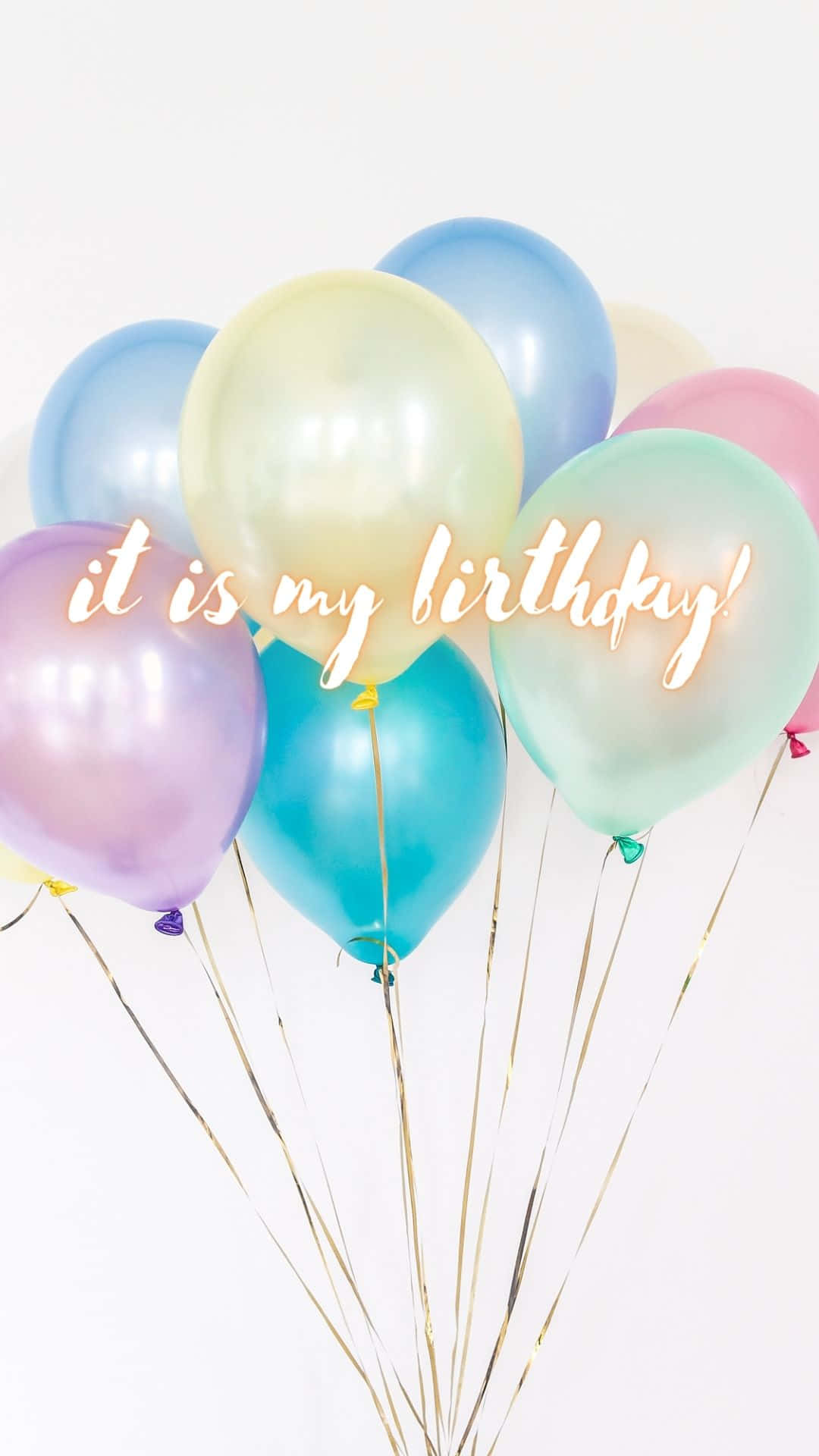 Birthday 桌布 壁紙 — 柔和色調的粉彩氣球漂浮在白色背景上，發光的草書文字寫著「是我的生日」。