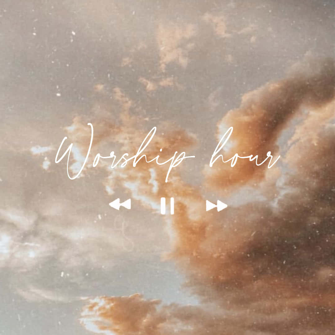 雲朵 桌布 壁紙 — 柔和色調的軟雲，帶有「Worship hour」文字和重疊的媒體控制項。