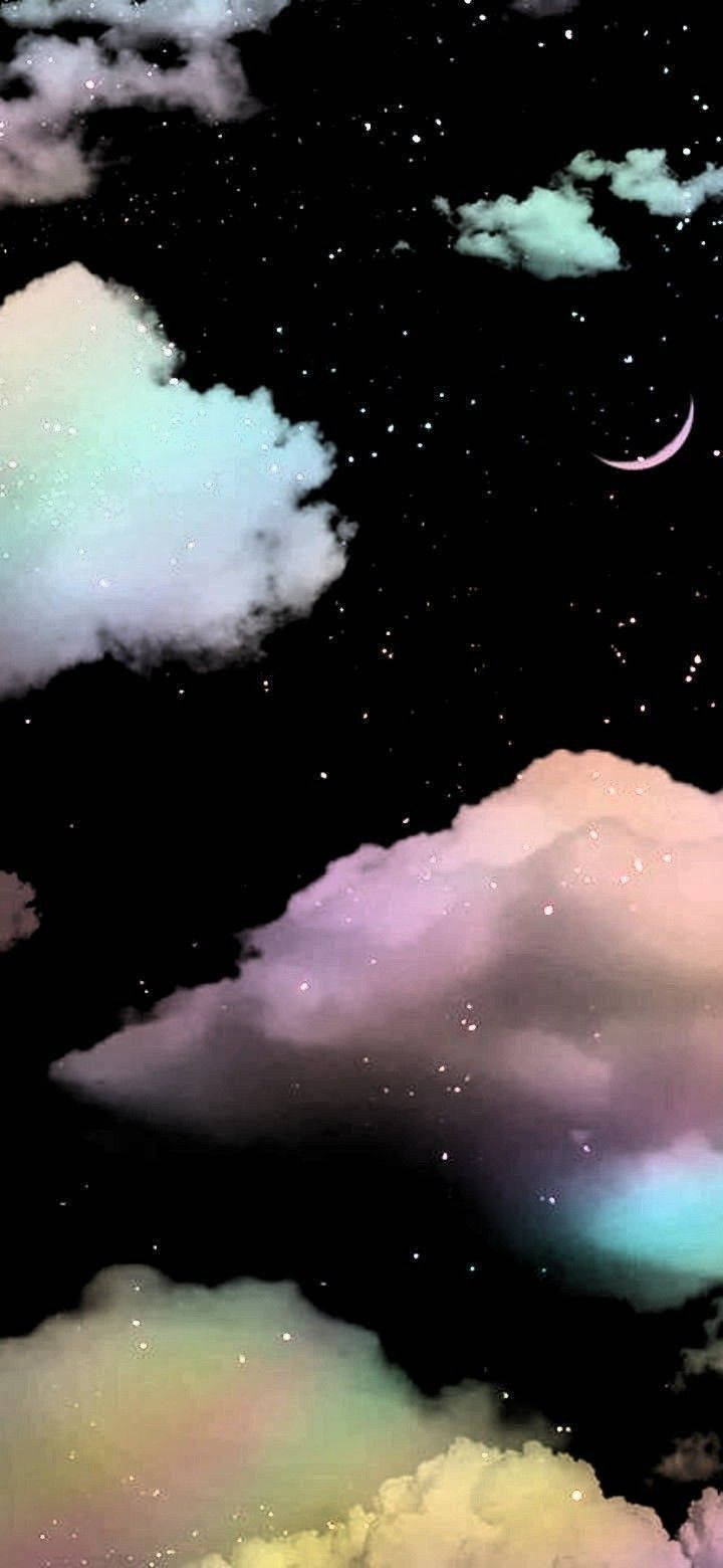 Cloud Aesthetic 桌布 壁紙 — 柔和色調的雲朵在繁星點點的夜空中飄移，一彎新月在上方柔和地發光。
