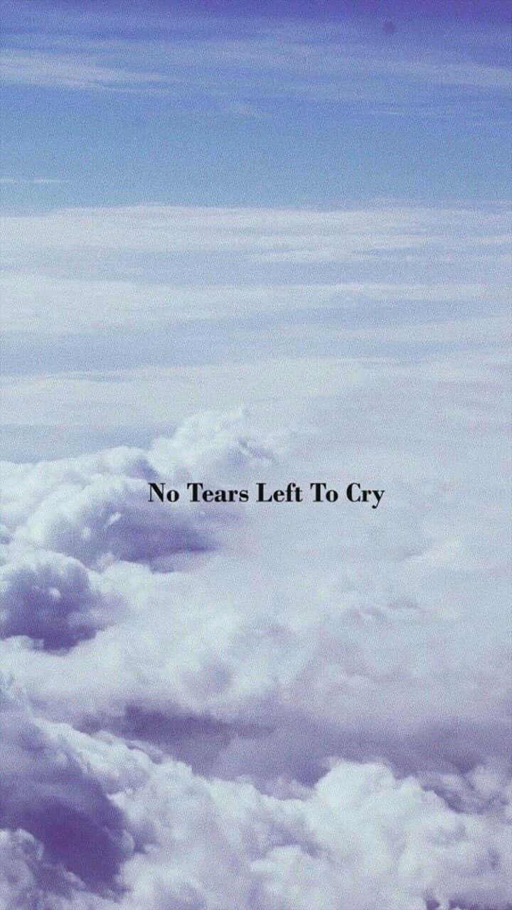Ariana Grande Aesthetic 桌布 壁紙 — 柔和藍天下 fluffy 白色雲朵的寧靜航拍視圖，中央有 'No Tears Left To Cry' 文字。