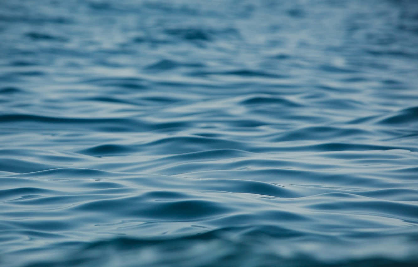 Ocean Water 桌布 壁紙 — 柔和藍色水波紋的特寫，柔焦和冷色調。