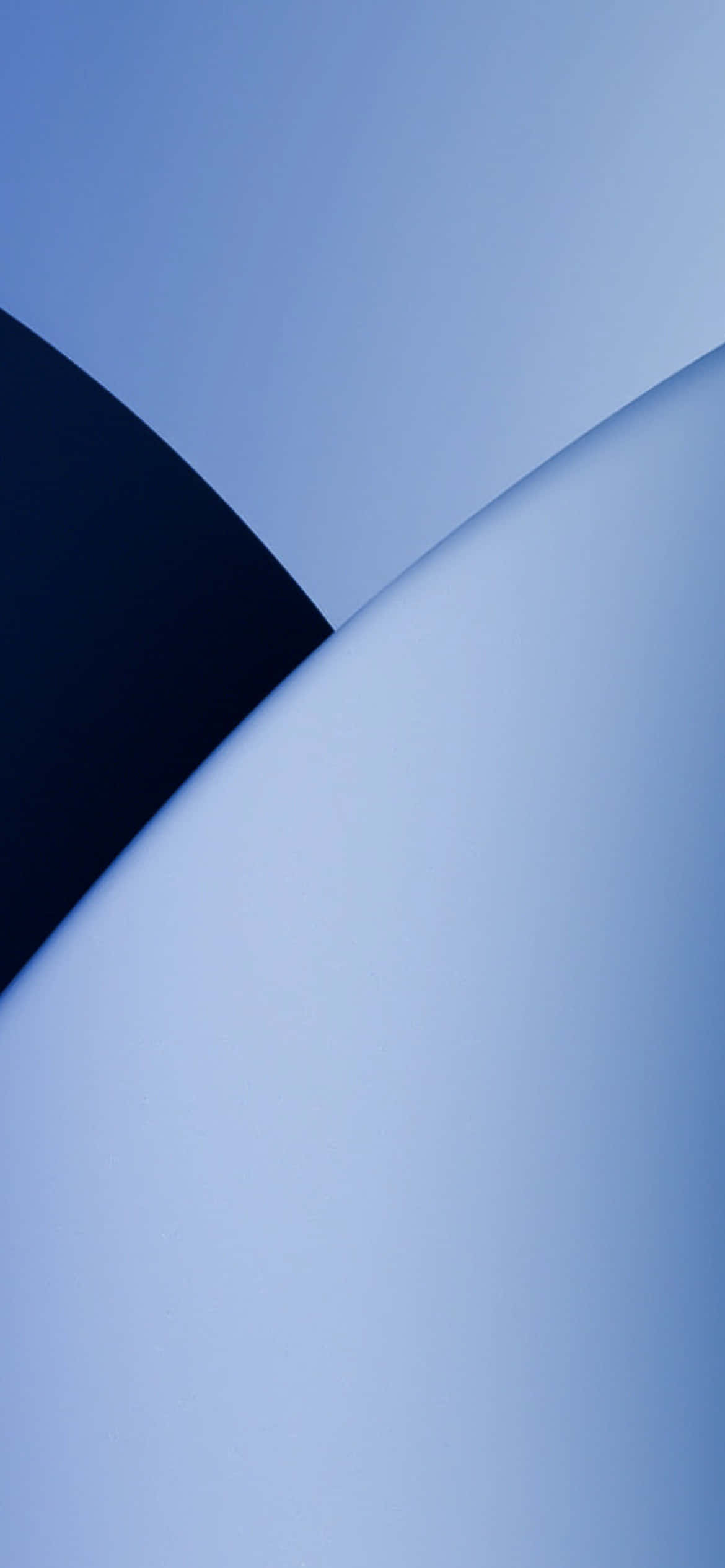 iOS 13 桌布 壁紙 — 柔和藍色漸變與銳利幾何曲線的抽象極簡構圖，營造平靜的現代美學。