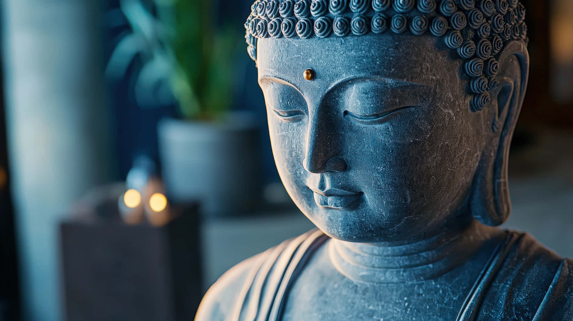Close-up of serene Buddha statue with candles 壁紙 — 柔和藍色燈光下，閉眼捲髮的寧靜石佛像特寫。