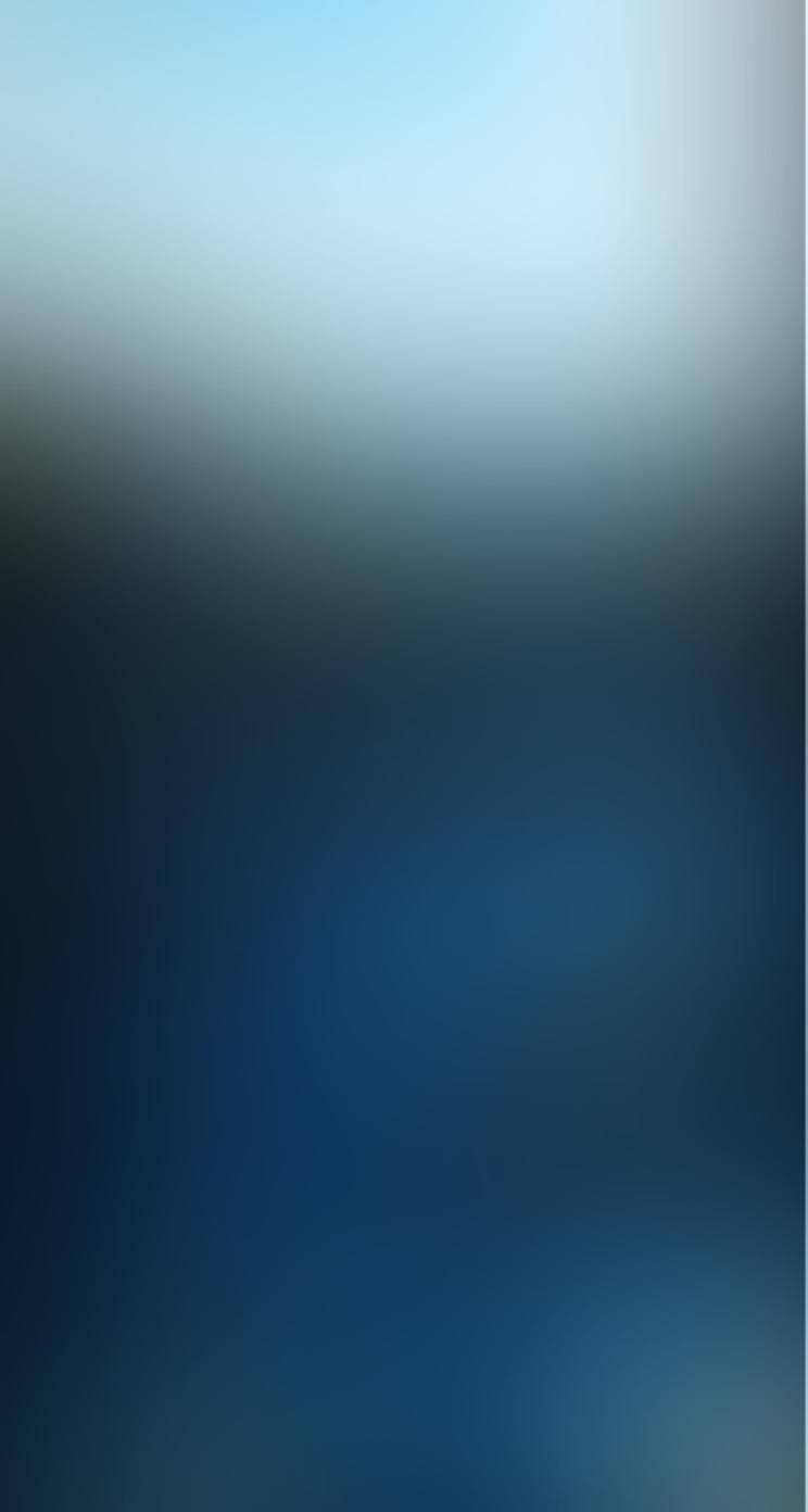 iPhone SE 桌布 壁紙 — 柔和藍色的寧靜漸變，從淺天藍色漸變至深海色調。