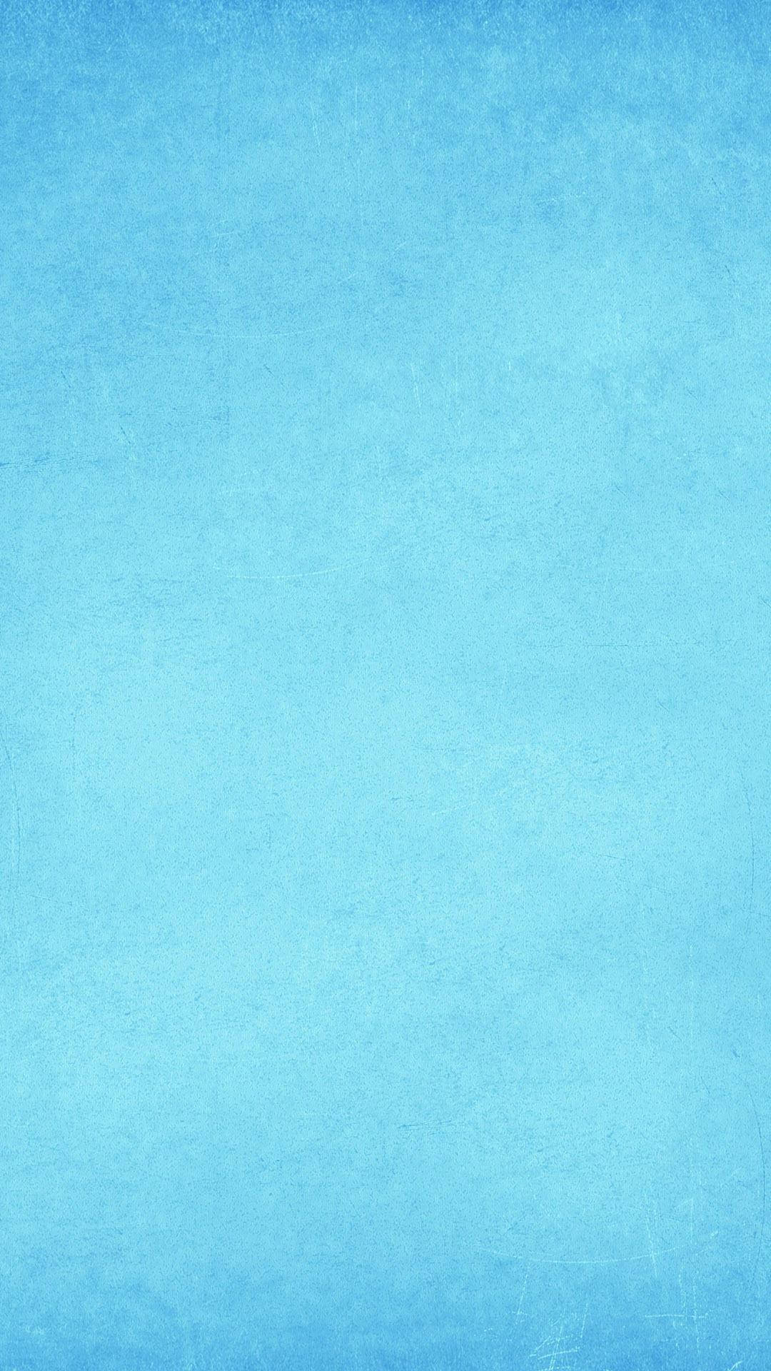 iPhone 桌布 壁紙 — 柔和藍色的寧靜漸變，表面帶有細微紋理和輕微刮痕。