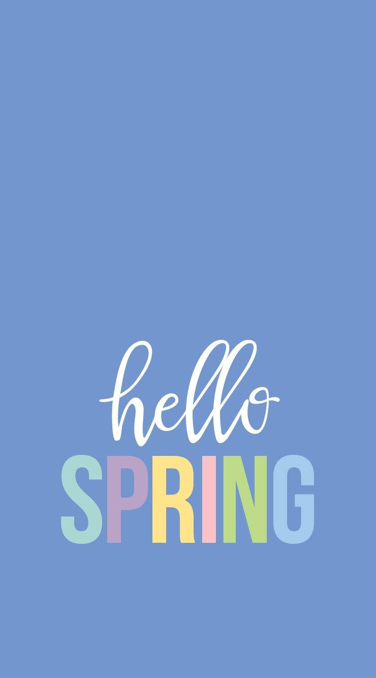 Hello 桌布 壁紙 — 柔和藍色背景上以彩色字母寫著「hello SPRING」的愉快粉彩春季問候。