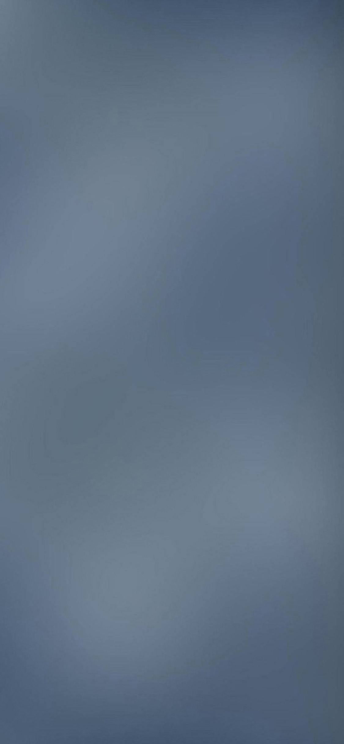 Simple iPhone 桌布 壁紙 — 柔和藍色與灰色調的寧靜漸變，搭配微妙的抽象漩渦，營造出平靜簡約的背景。