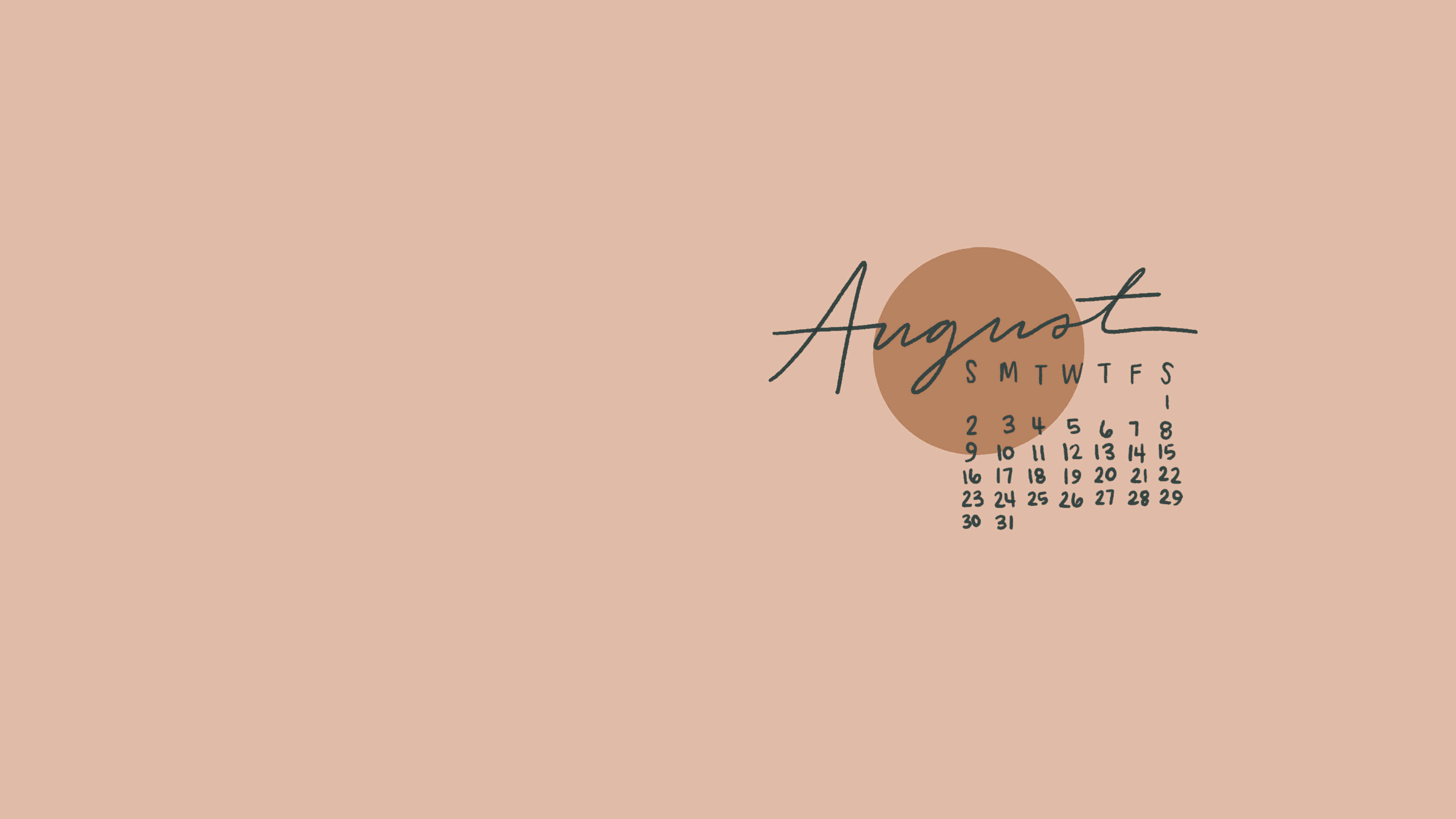 August 桌布 壁紙 — 柔和蜜桃底色上，以優雅手寫字體和柔和陶土色調呈現的簡約八月月曆。
