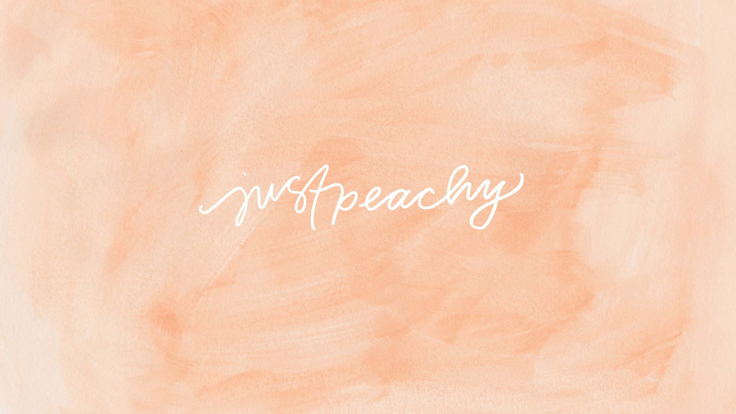 Peach 桌布 壁紙 — 柔和蜜桃水彩背景，配上優雅的白色草書文字，寫著 just peachy。