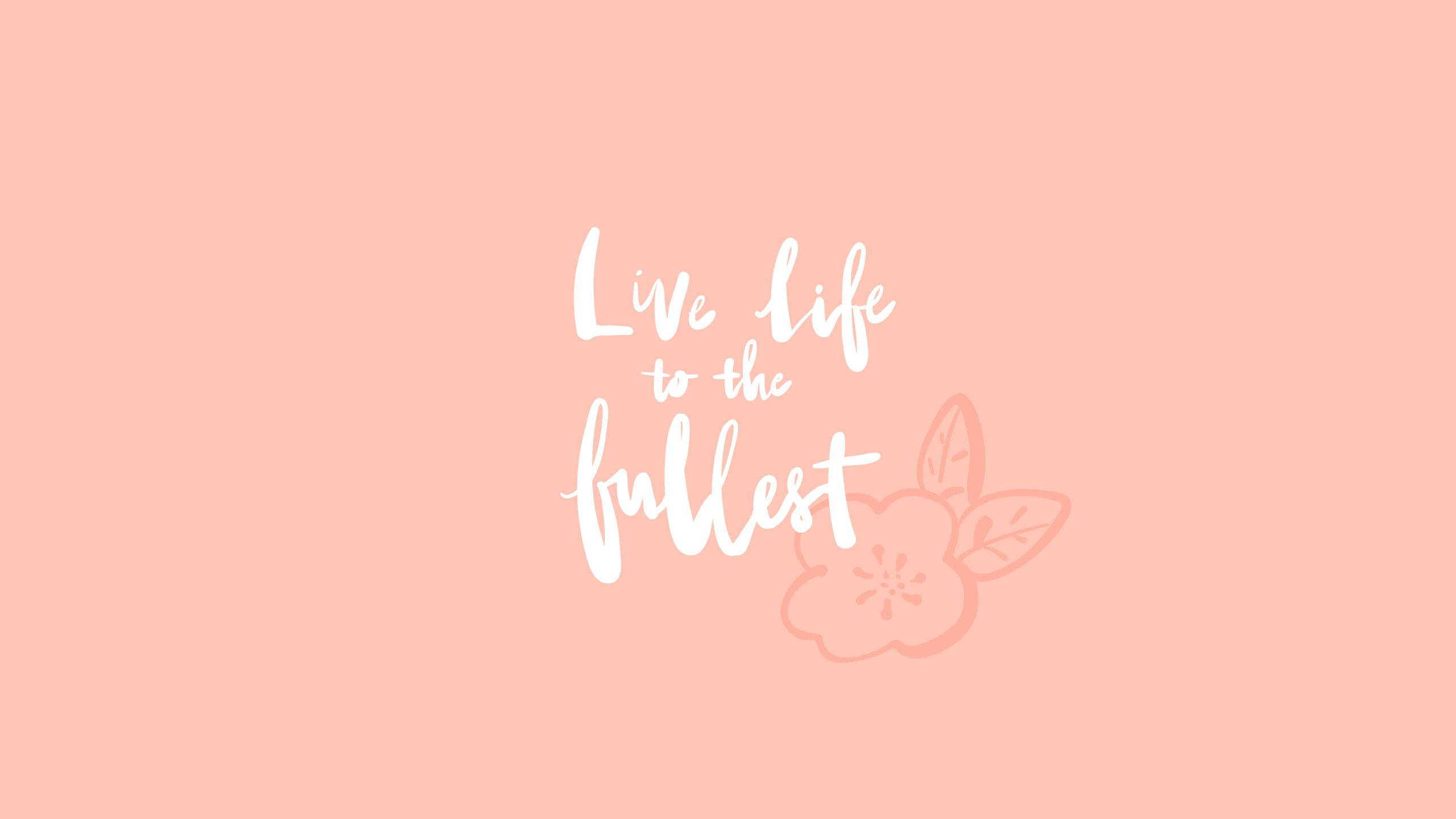 Peach 桌布 壁紙 — 柔和蜜桃背景，白色手寫文字寫著「Live life to the fullest」，旁邊有精緻的花朵輪廓。