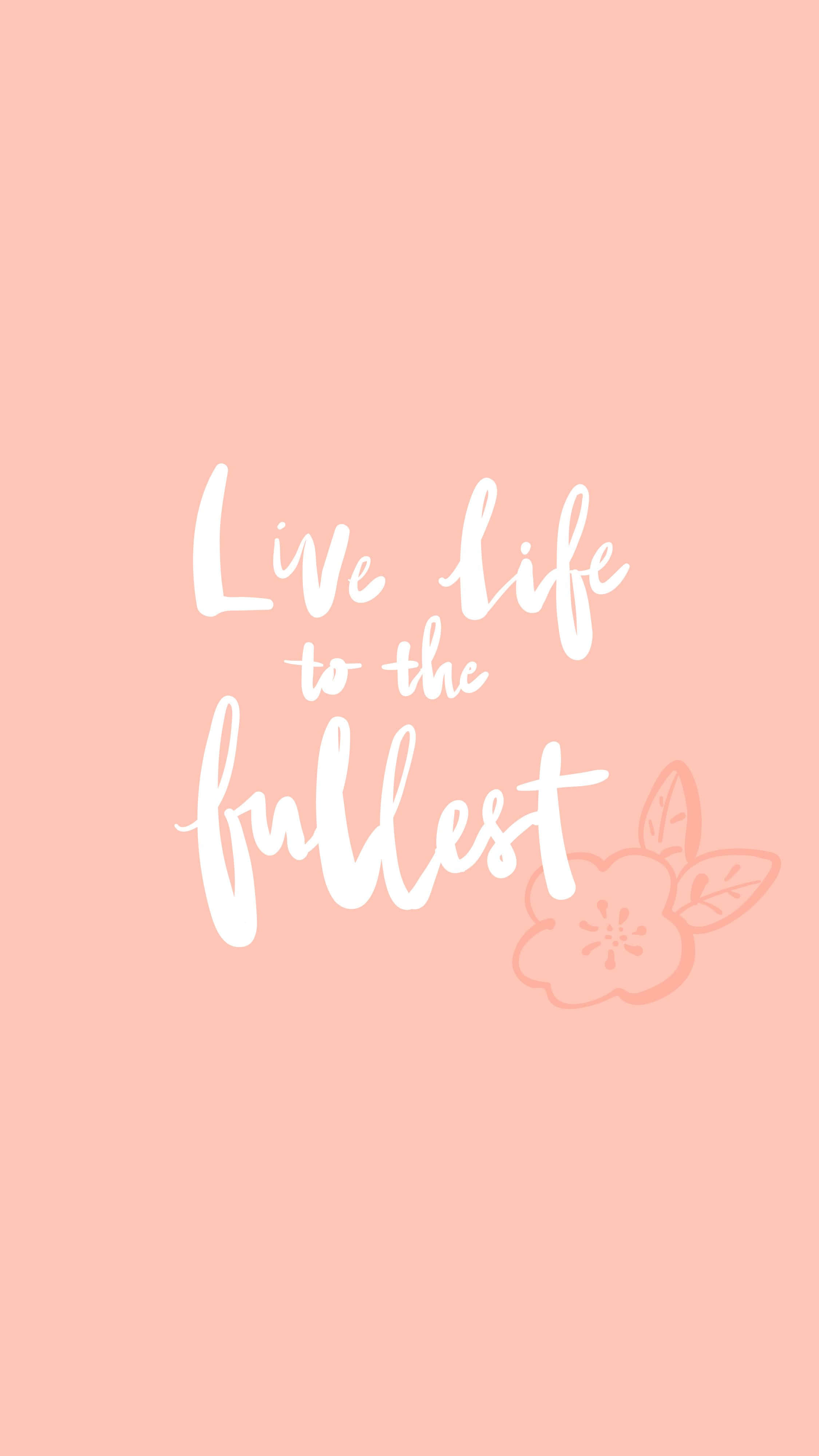 蜜桃 桌布 壁紙 — 柔和蜜桃色背景，白色草書文字寫著「Live life to the fullest」，並有精緻花朵插圖。