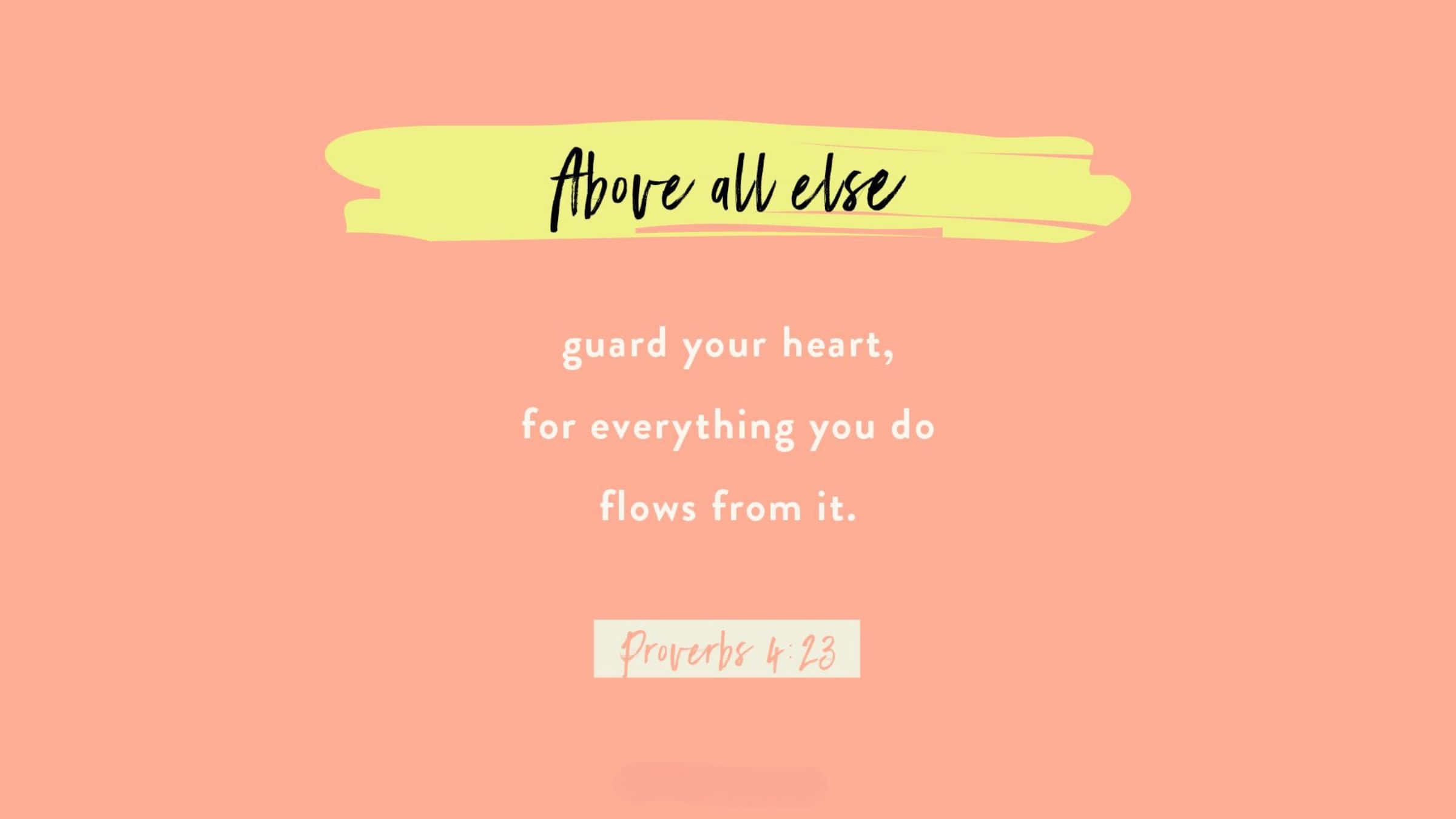 Bible Verse Desktop 桌布 壁紙 — 柔和蜜桃色背景上，以優雅字體展示引用語句『你要保守你心，勝過保守一切』，並有萊姆色高亮。