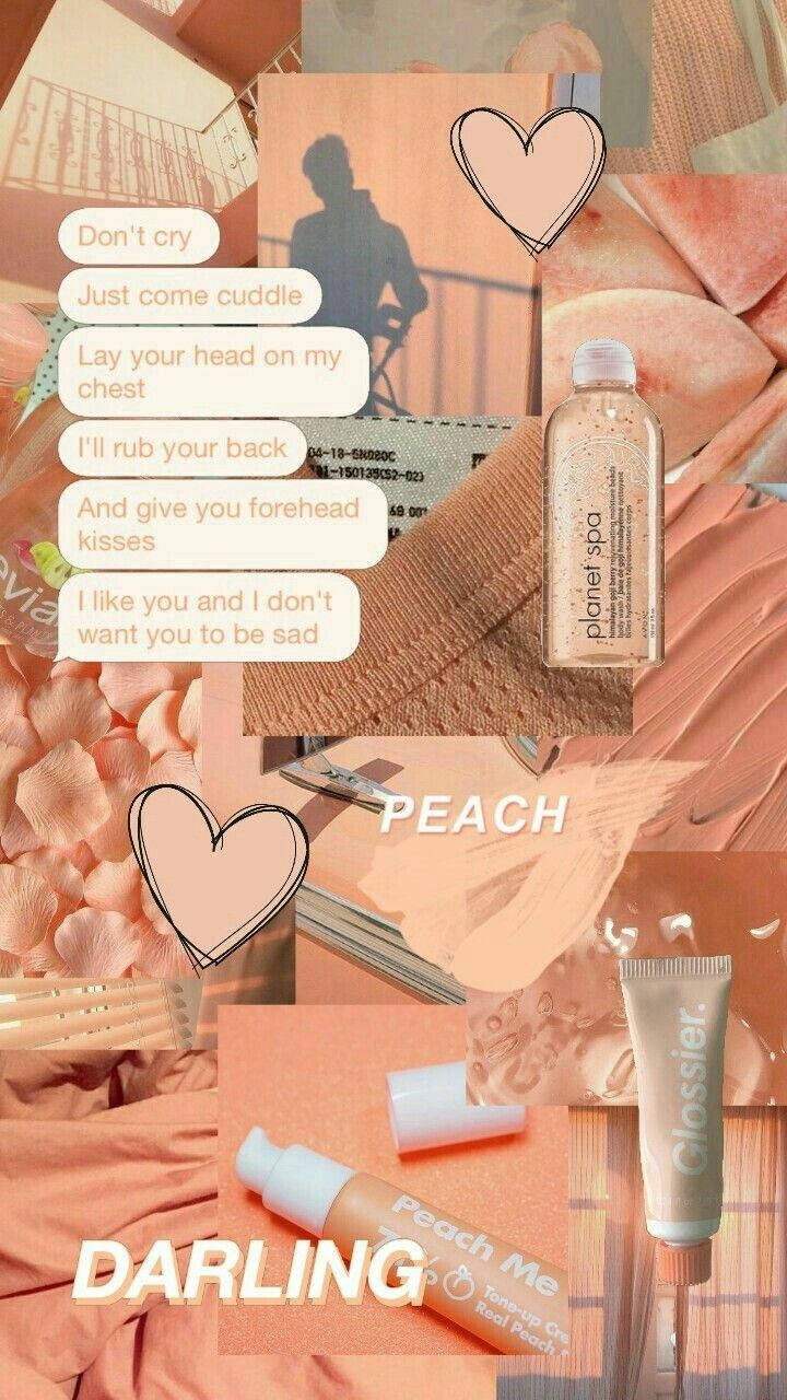 Peach Aesthetic 桌布 壁紙 — 柔和蜜桃色調的拼貼畫，以美容產品、浪漫文字、心形和剪影為特色，背景為溫暖漸變色。