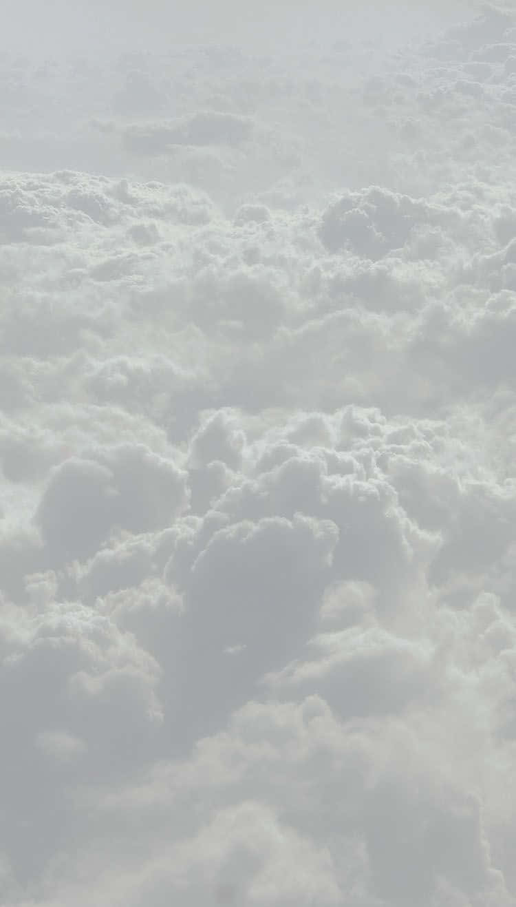 Black And White Sky 桌布 壁紙 — 柔和質感雲朵的鳥瞰圖，以柔和的灰色和白色色調營造出寧靜的天空場景。