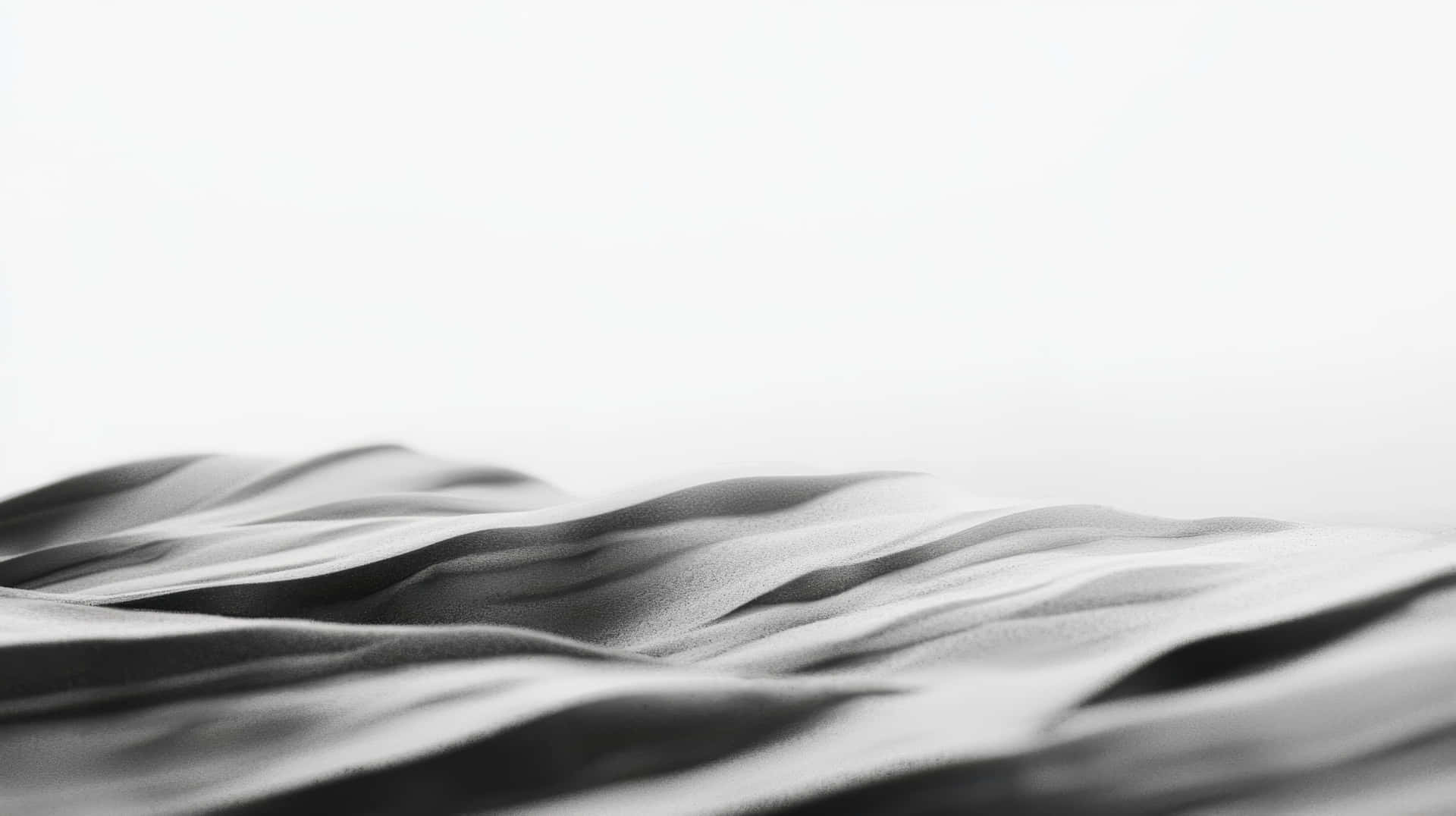 Abstract Monochrome Sand Dunes with Soft Curves and Gentle Light Shadows 壁紙 — 柔和起伏的單色布料皺褶在亮白色背景上營造出寧靜簡約的質感。