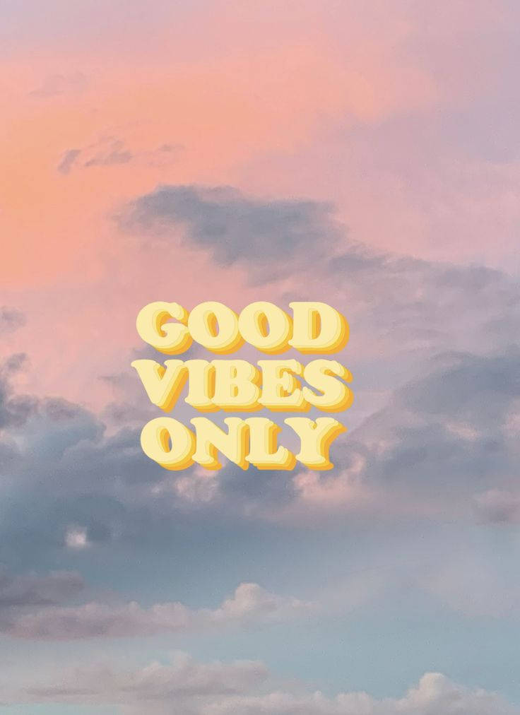 Good Vibes Only 桌布 壁紙 — 柔和雲朵與粗體黃色3D文字「good vibes only」的粉彩天空。