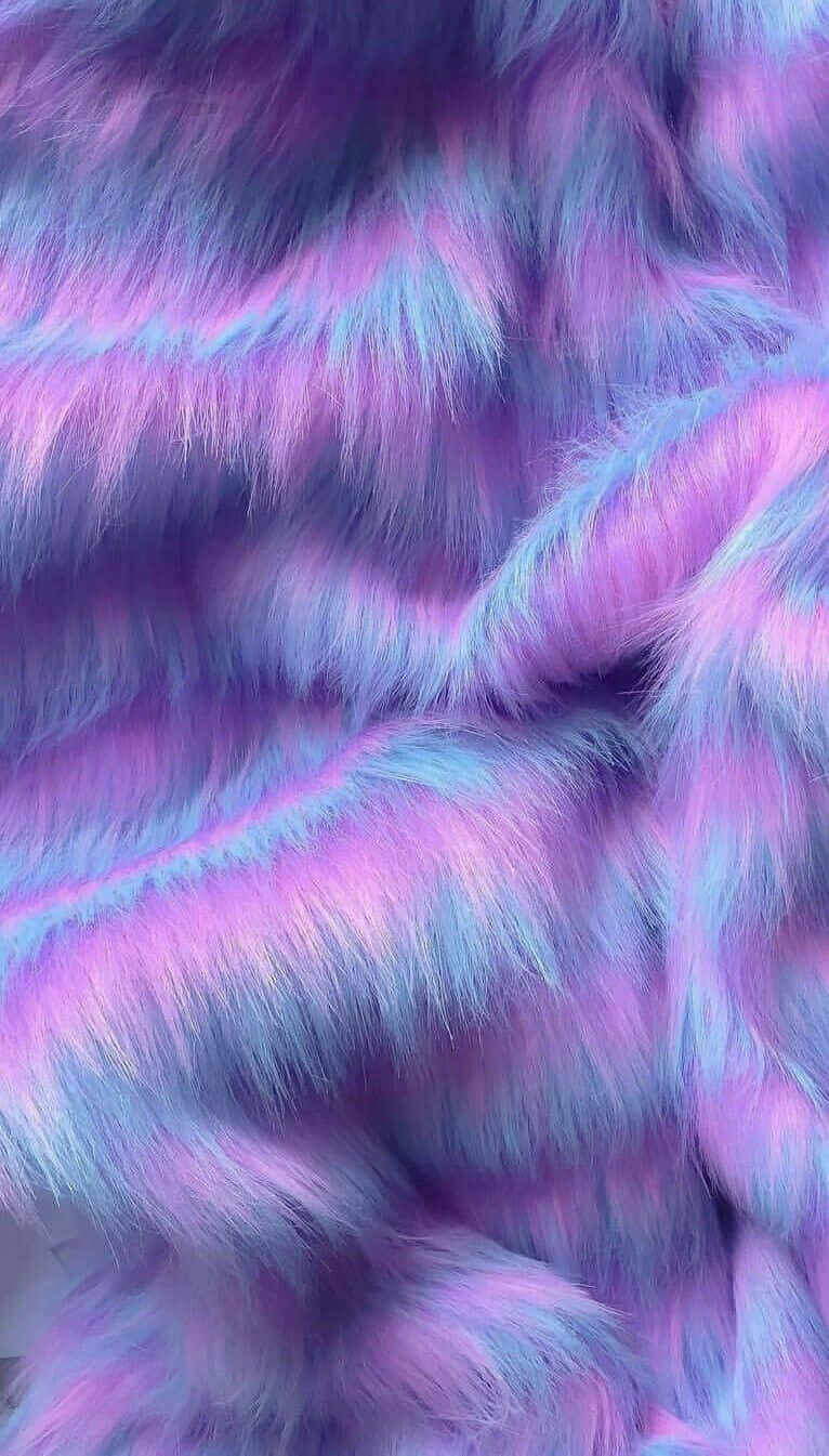 全息 桌布 壁紙 — 柔軟人造毛皮布料的特寫，帶有充滿活力的紫色和藍色漸變色調。