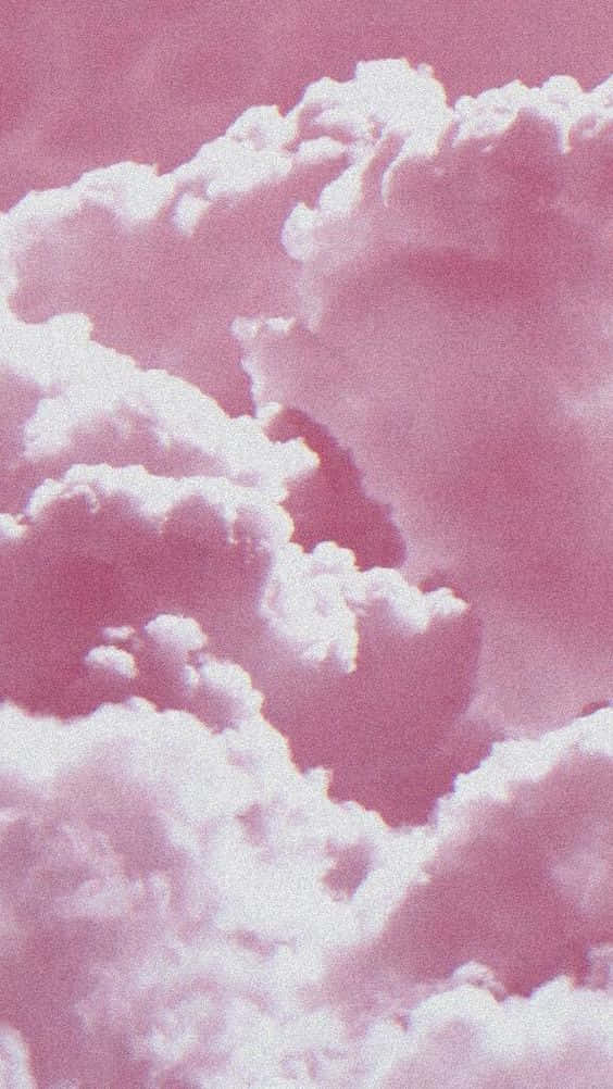 Pink Phone 桌布 壁紙 — 柔軟如棉的雲朵在夢幻般的粉紅色天空中飄移，帶有柔和的漸變和細膩的紋理。