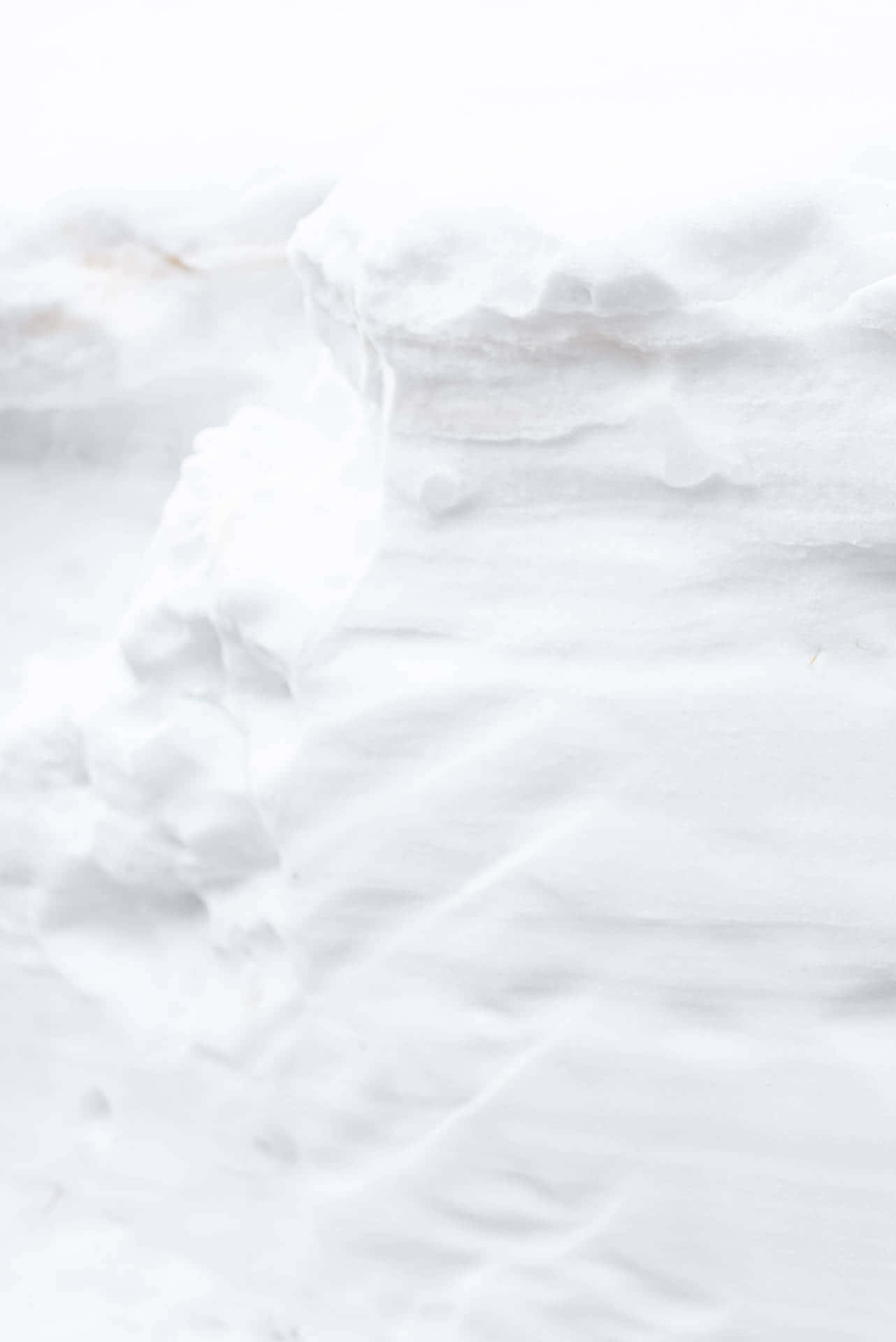 White Snow 桌布 壁紙 — 柔軟有紋理的白色布料，帶有細微的褶皺和柔和陰影，營造出簡約寧靜的表面。