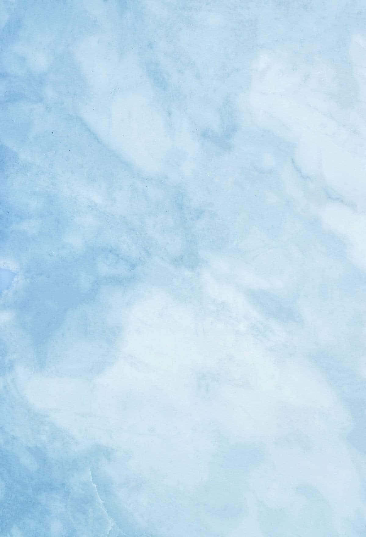 Blue Marble 桌布 壁紙 — 柔軟流動的藍白大理石紋理，帶有溫和的雲狀漩渦和細微漸變。