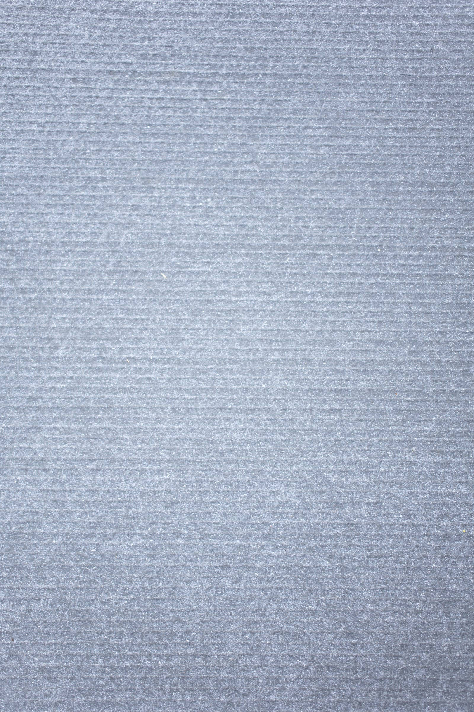 Plain Grey 桌布 壁紙 — 柔軟淺灰色布料的特寫，帶有微妙的水平紋理和柔和光澤。