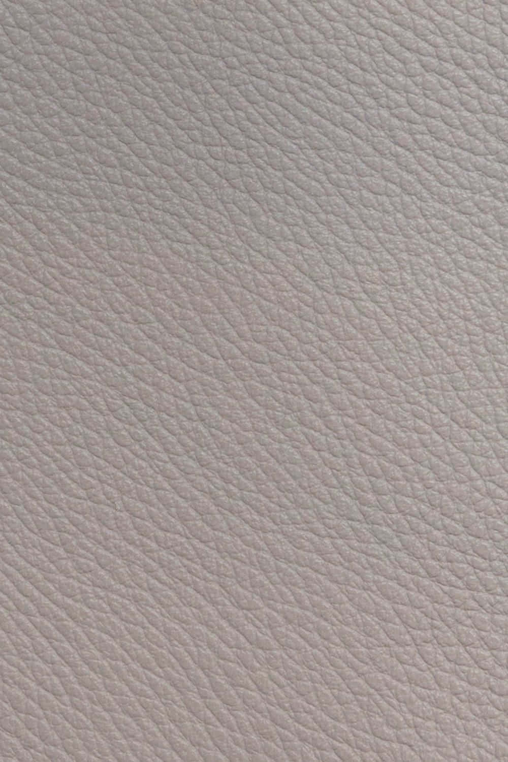 texture 桌布 壁紙 — 柔軟淺灰色紋理皮革表面的特寫，帶有天然粒面圖案。