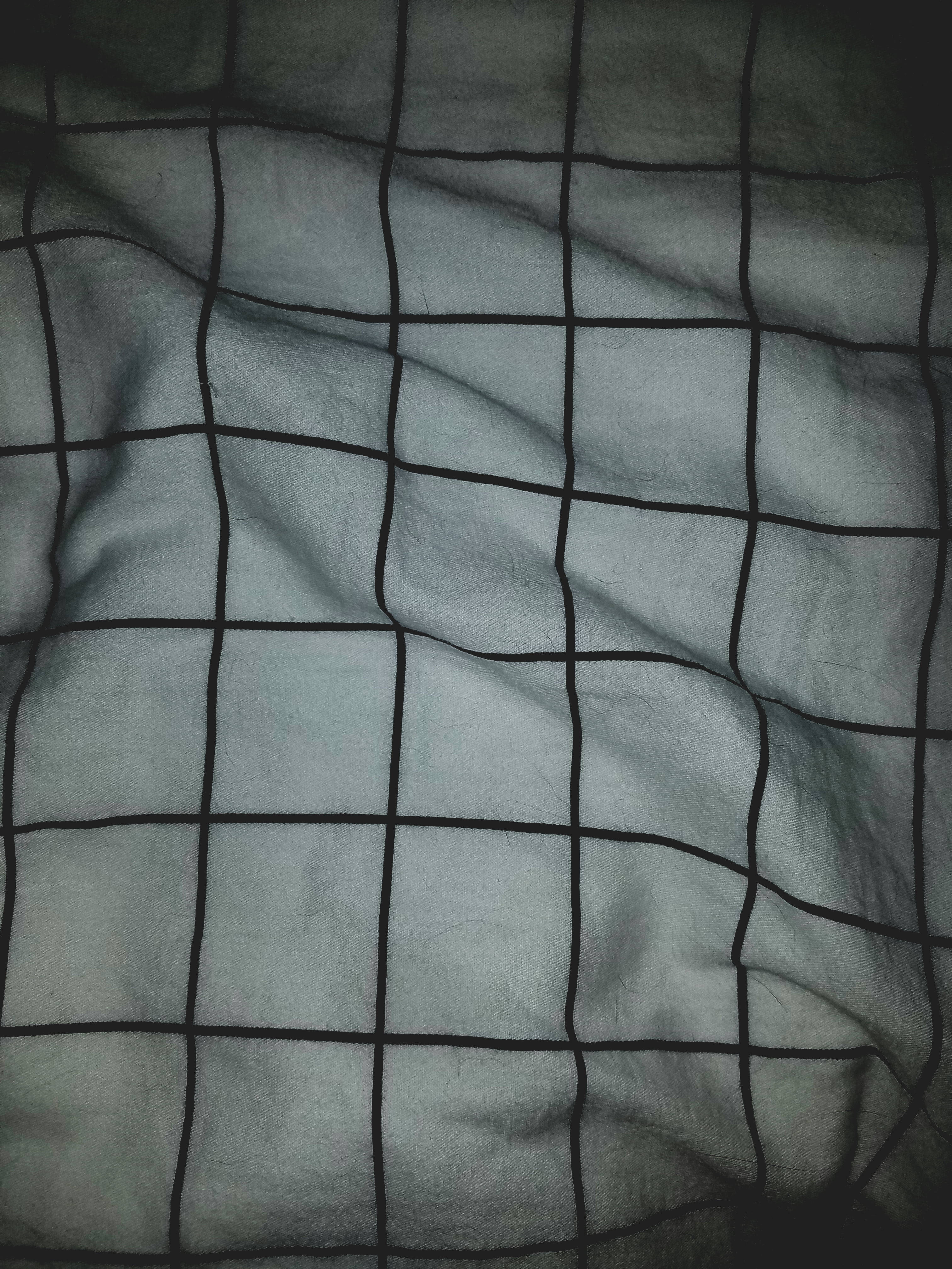 black and white aesthetic grid 桌布 壁紙 — 柔軟灰色布料的特寫，帶有黑色網格線，營造出有紋理的極簡圖案。