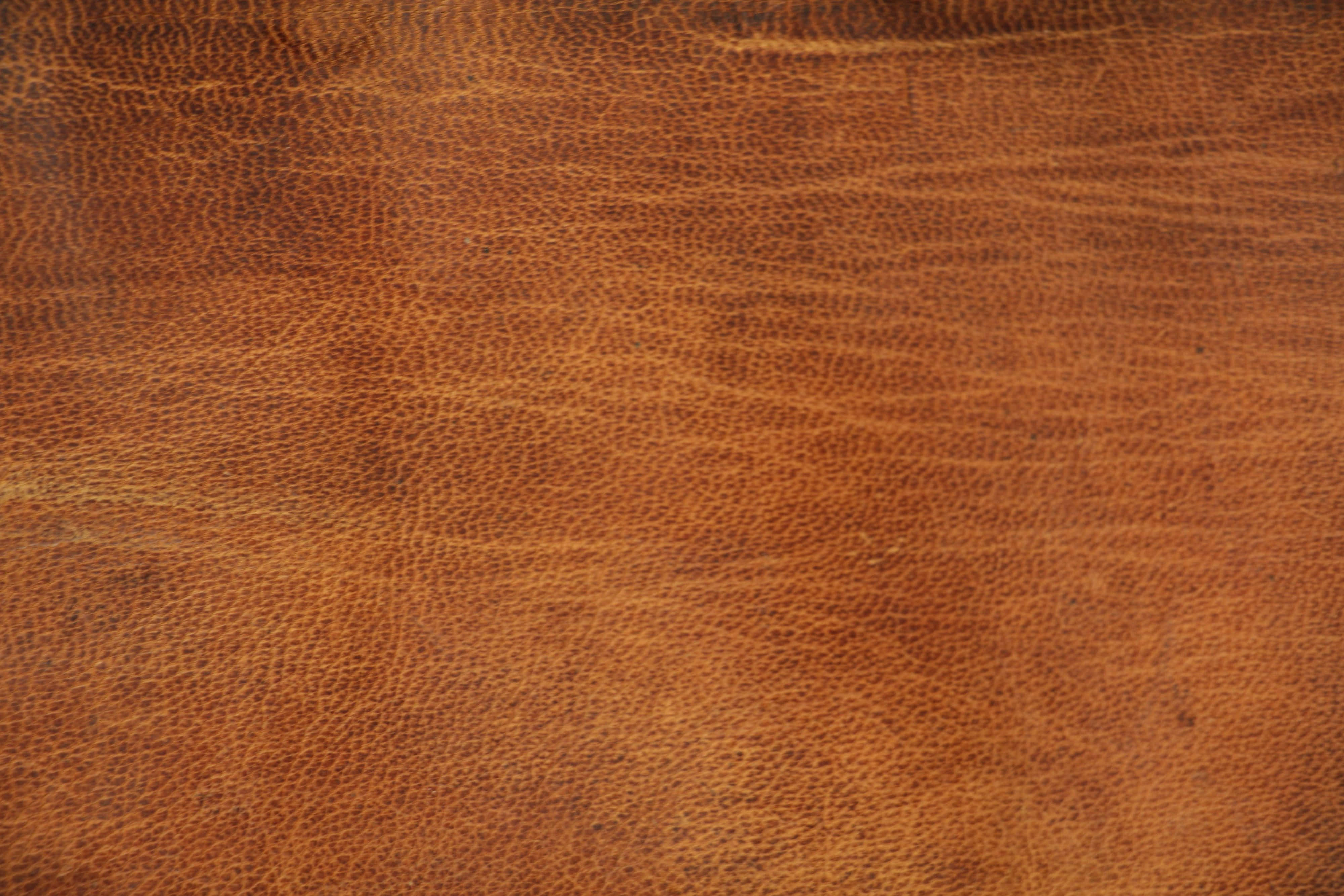 Leather 桌布 壁紙 — 柔軟燈光下，天然紋理及細微皺褶的濃郁棕色皮革特寫。