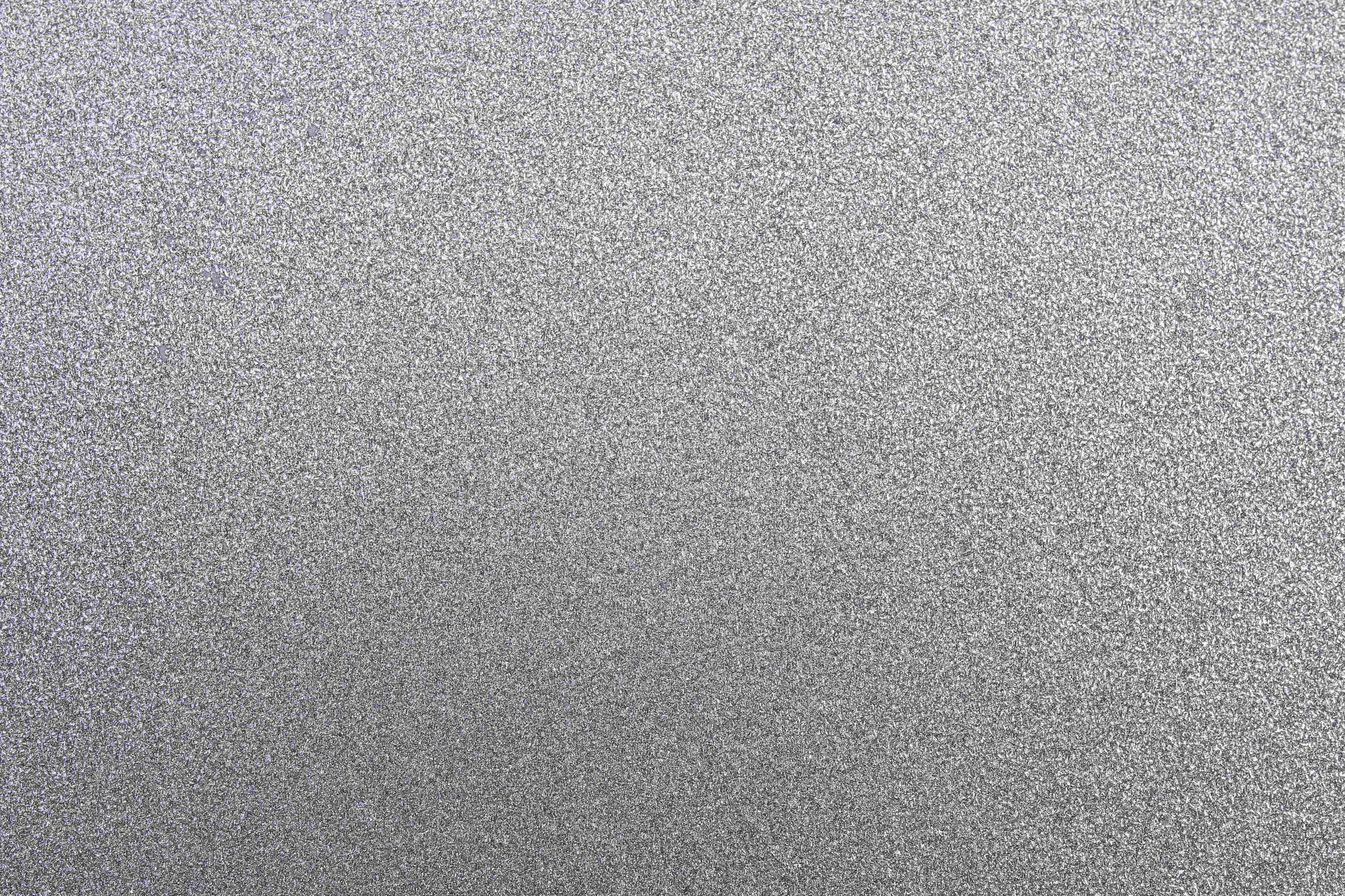 Gray Texture 桌布 壁紙 — 柔軟燈光下，帶有細微閃亮顆粒的紋理銀色金屬表面特寫。