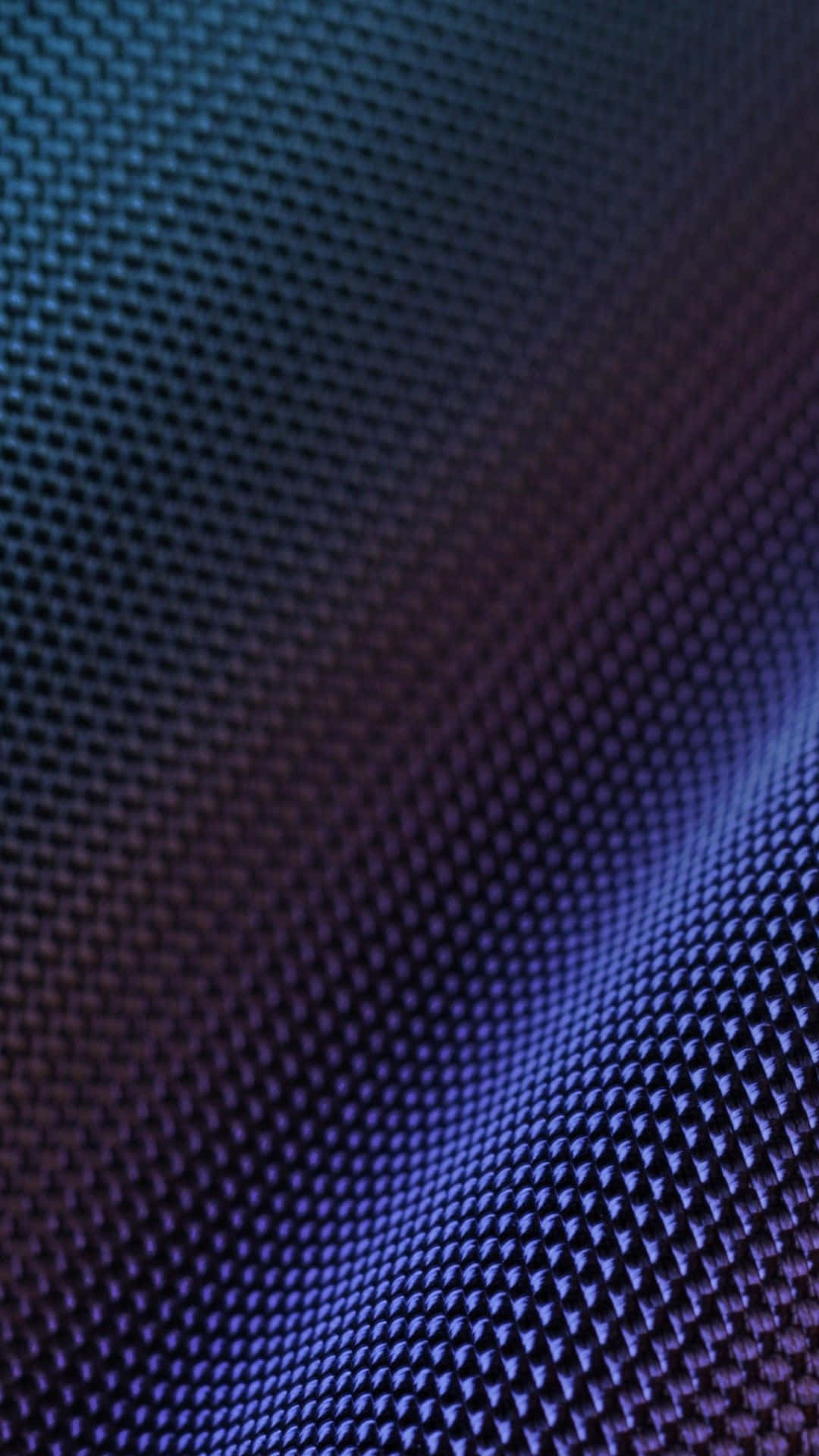 Carbon Fiber iPhone 桌布 壁紙 — 柔軟燈光下，由深藍到深紫漸變的紋理布料特寫。