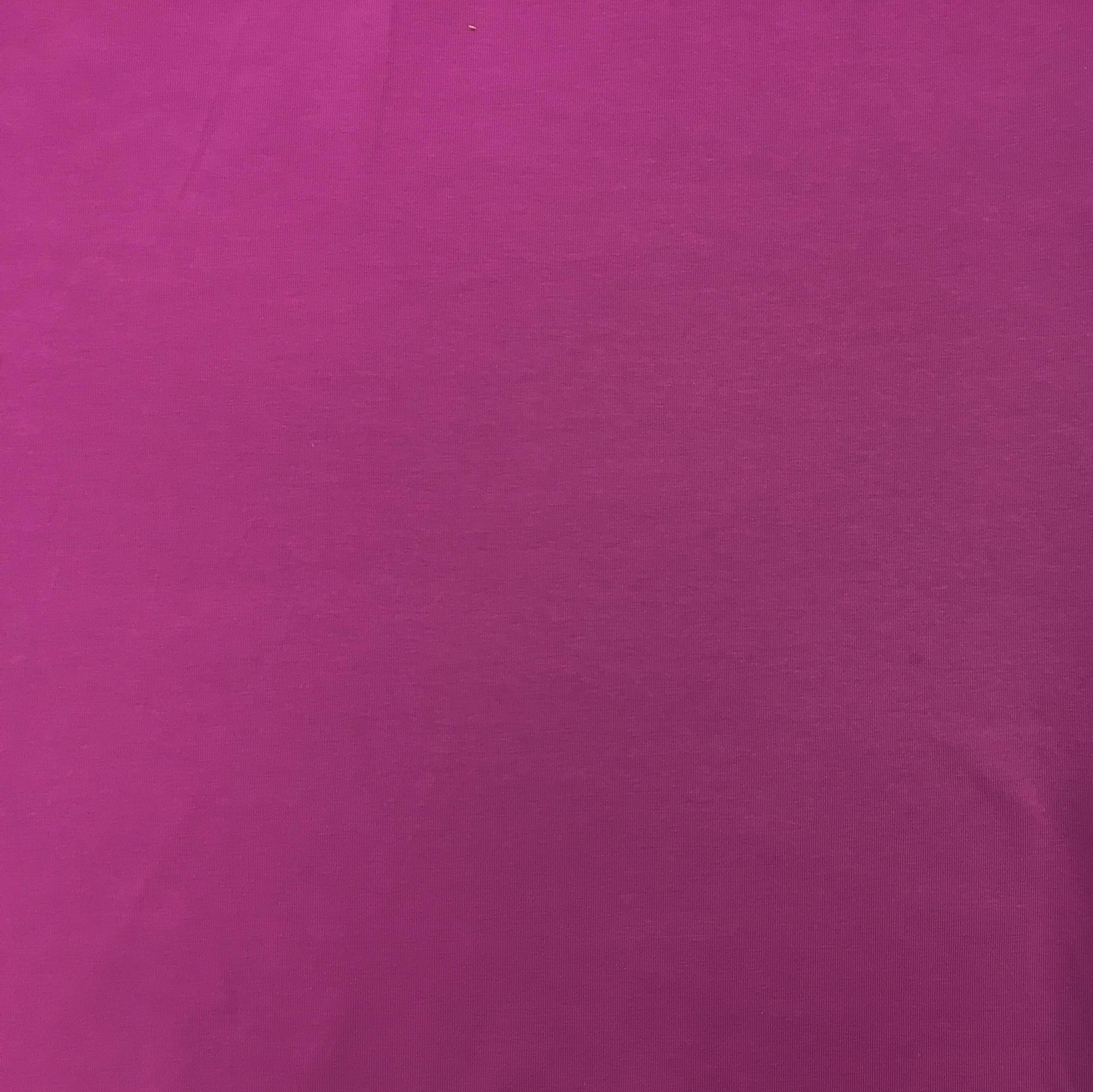 Gradient 桌布 壁紙 — 柔軟燈光下平滑洋紅色布料的特寫，帶有細微紋理和柔和摺痕。