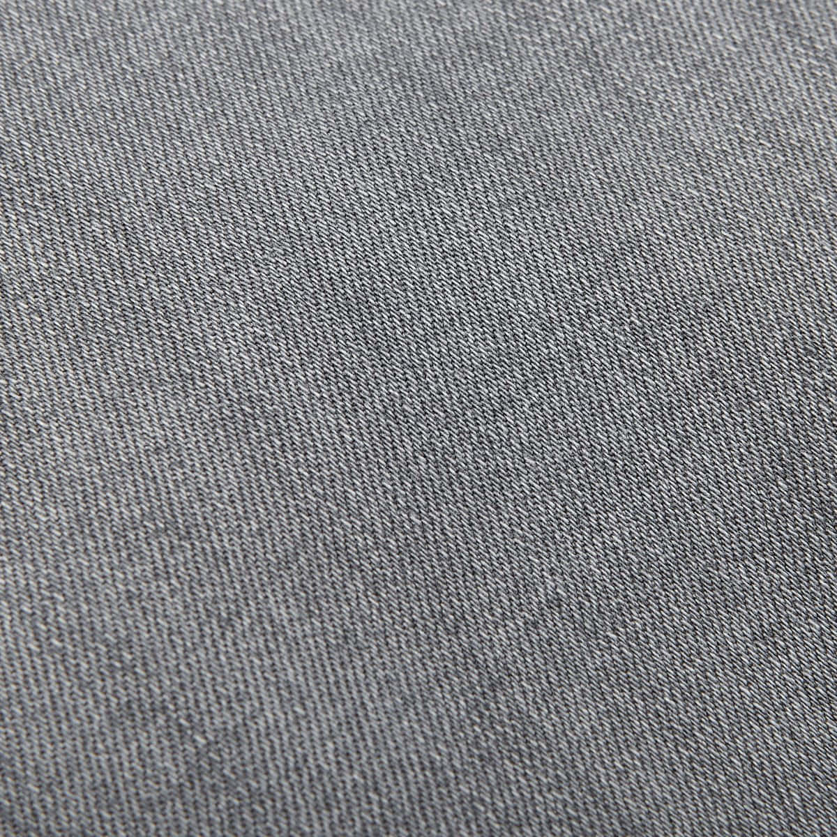 Textured 桌布 壁紙 — 柔軟燈光下的細緻斜紋織物灰色布料特寫。