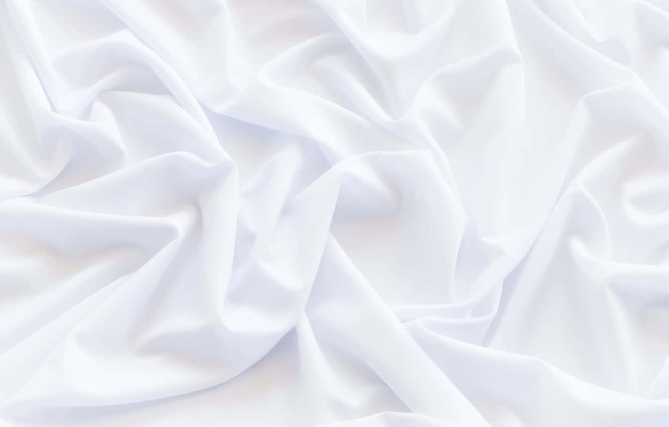 Fabric 桌布 壁紙 — 柔軟白色布料，帶有柔和褶皺和細微陰影，營造出極簡紋理背景。