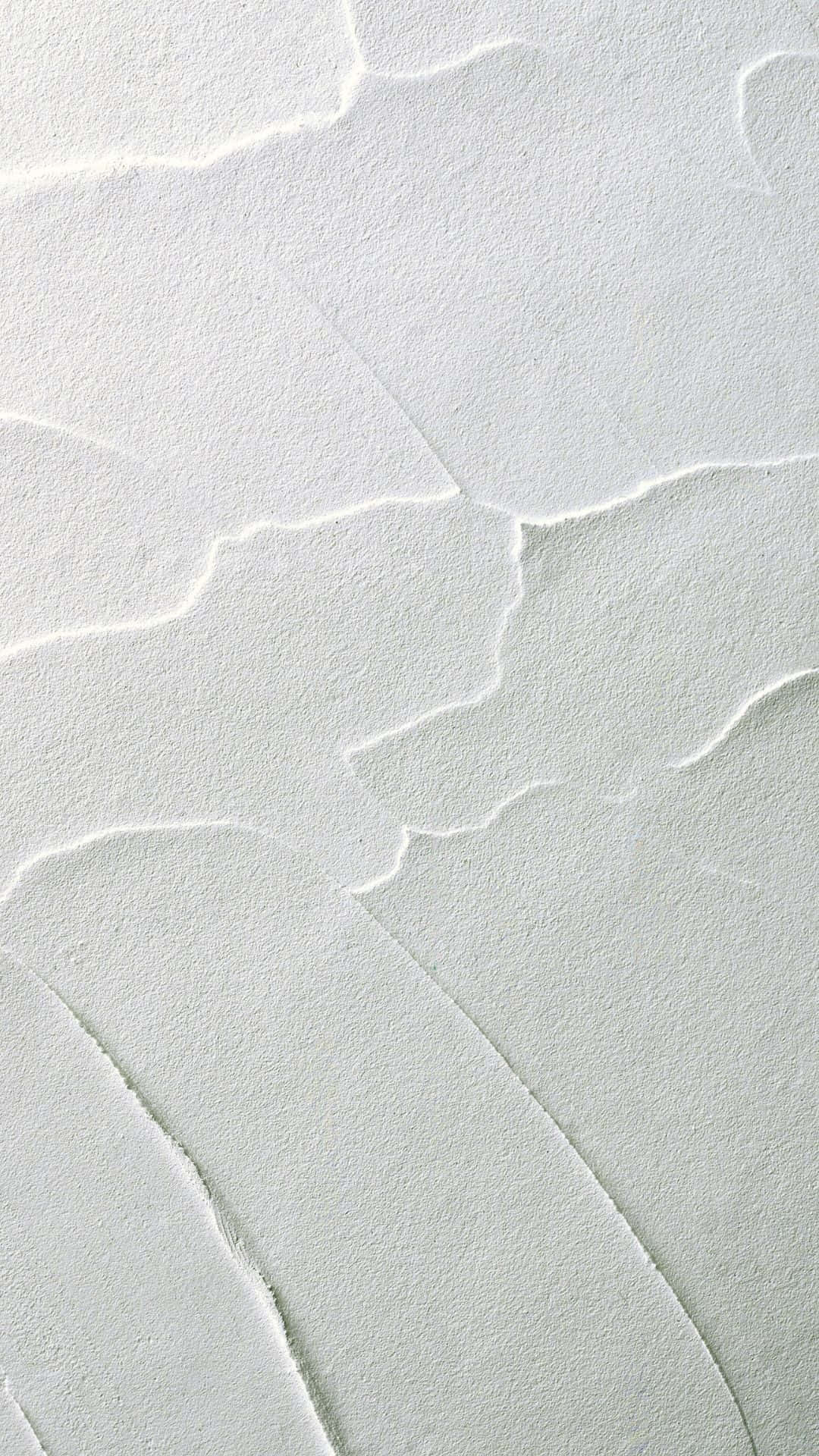 Textured 桌布 壁紙 — 柔軟白色紋理灰泥的特寫，帶有溫和的波浪狀脊線和微妙的灰色陰影。