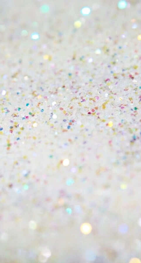 White Glitter 桌布 壁紙 — 柔軟白色背景上散落著粉彩彩虹色調的閃爍亮片特寫。