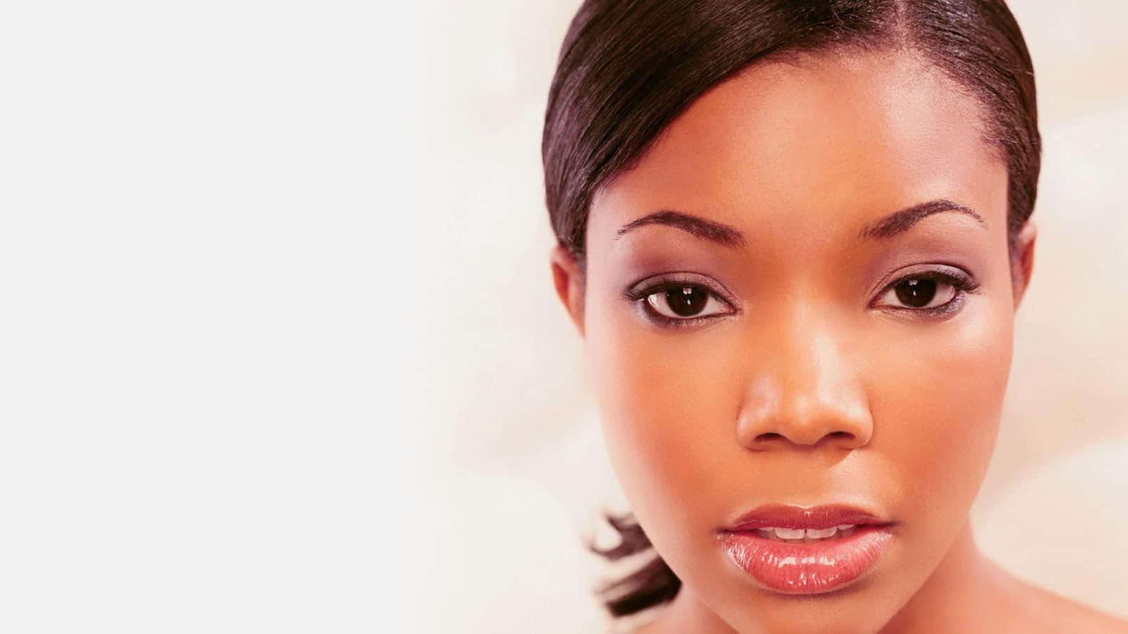 gabrielle union 桌布 壁紙 — 柔軟白色背景前，深色頭髮和光澤嘴唇女性的特寫肖像。