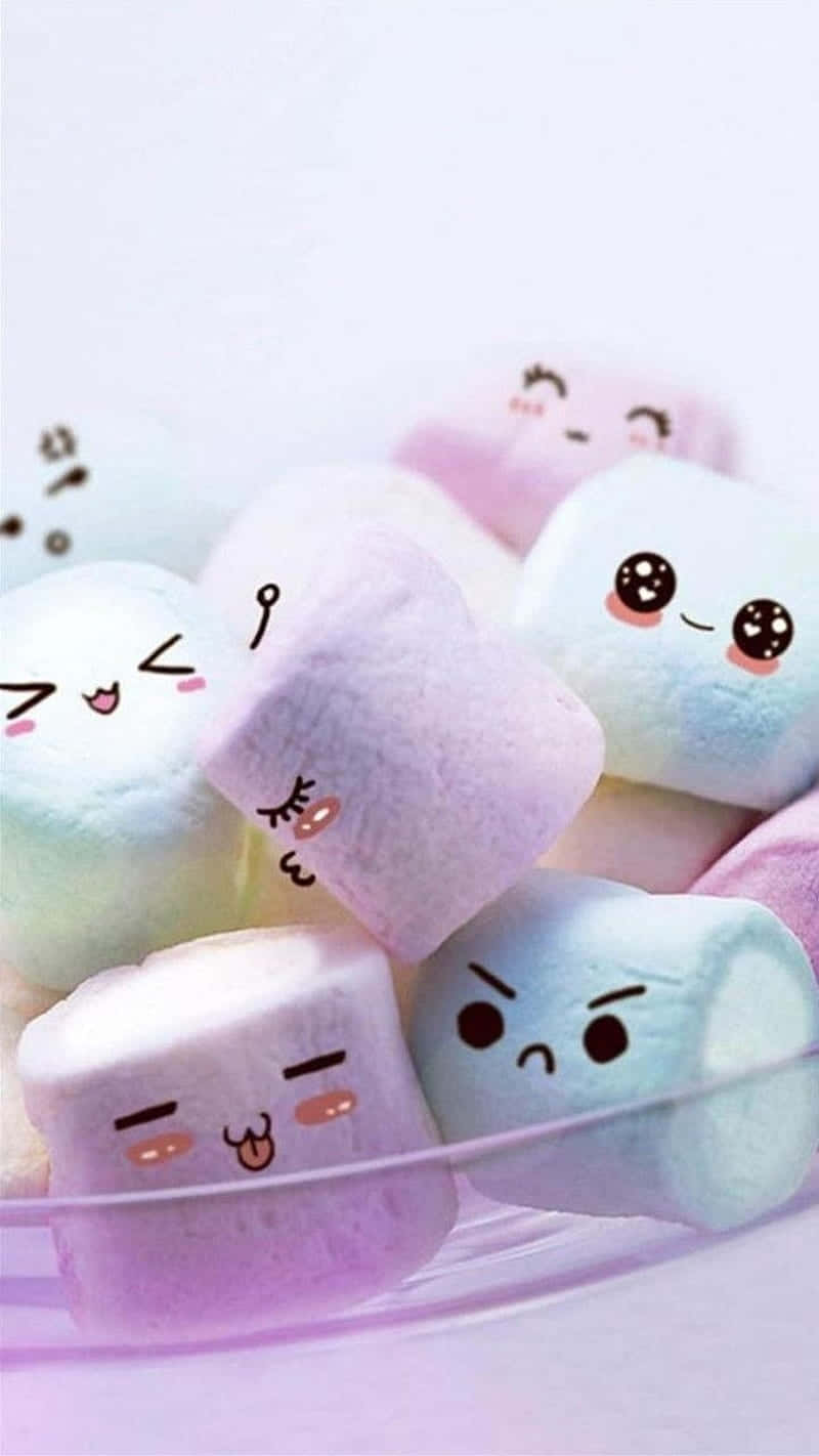 一堆帶有卡通臉的粉彩棉花糖放在玻璃碗中。 — 粉彩可愛動圖 壁紙