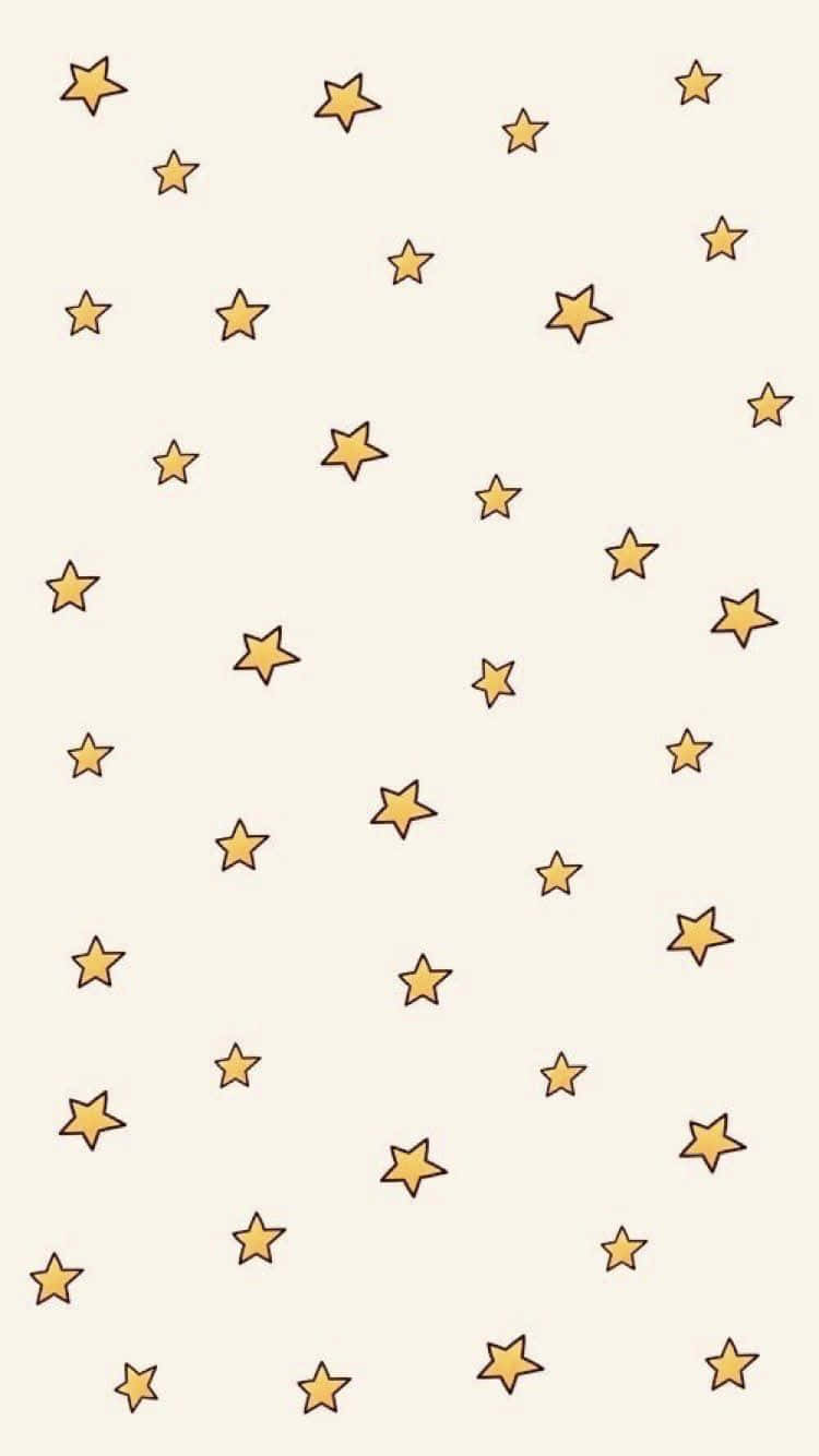 Cute Stars 桌布 壁紙 — 柔軟的奶油色背景，散落著手繪金色星星，大小不一，營造出一個俏皮的天體圖案。