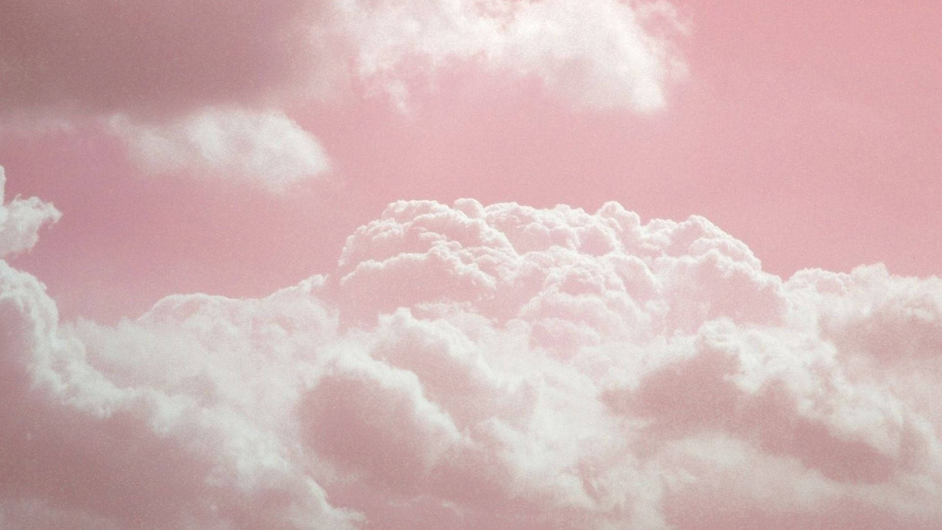 美學粉色GIF 桌布 壁紙 — 柔軟的棉絮狀雲朵飄過夢幻般的粉紅色天空，營造出寧靜而空靈的氛圍。