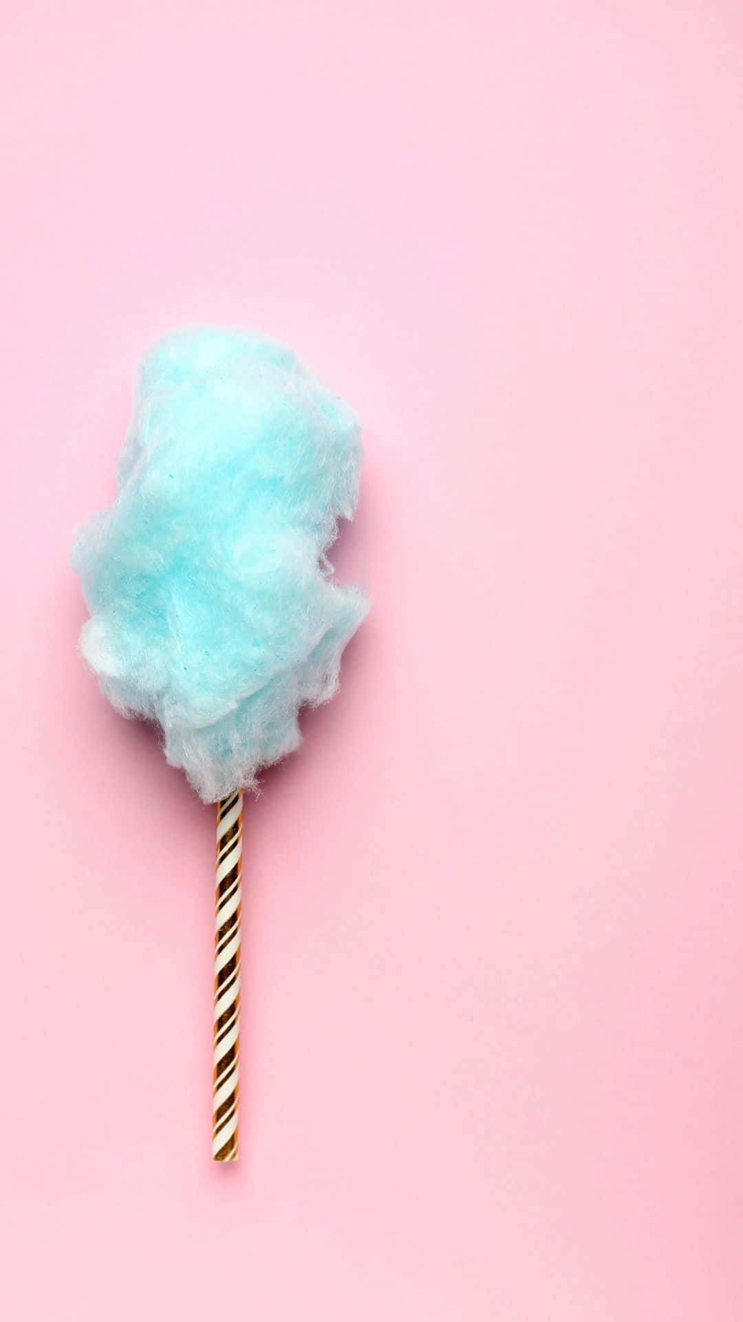 Cotton Candy 桌布 壁紙 — 柔軟的淺藍色棉花糖插在金白相間的條紋棍上，襯著柔和的粉紅色背景。