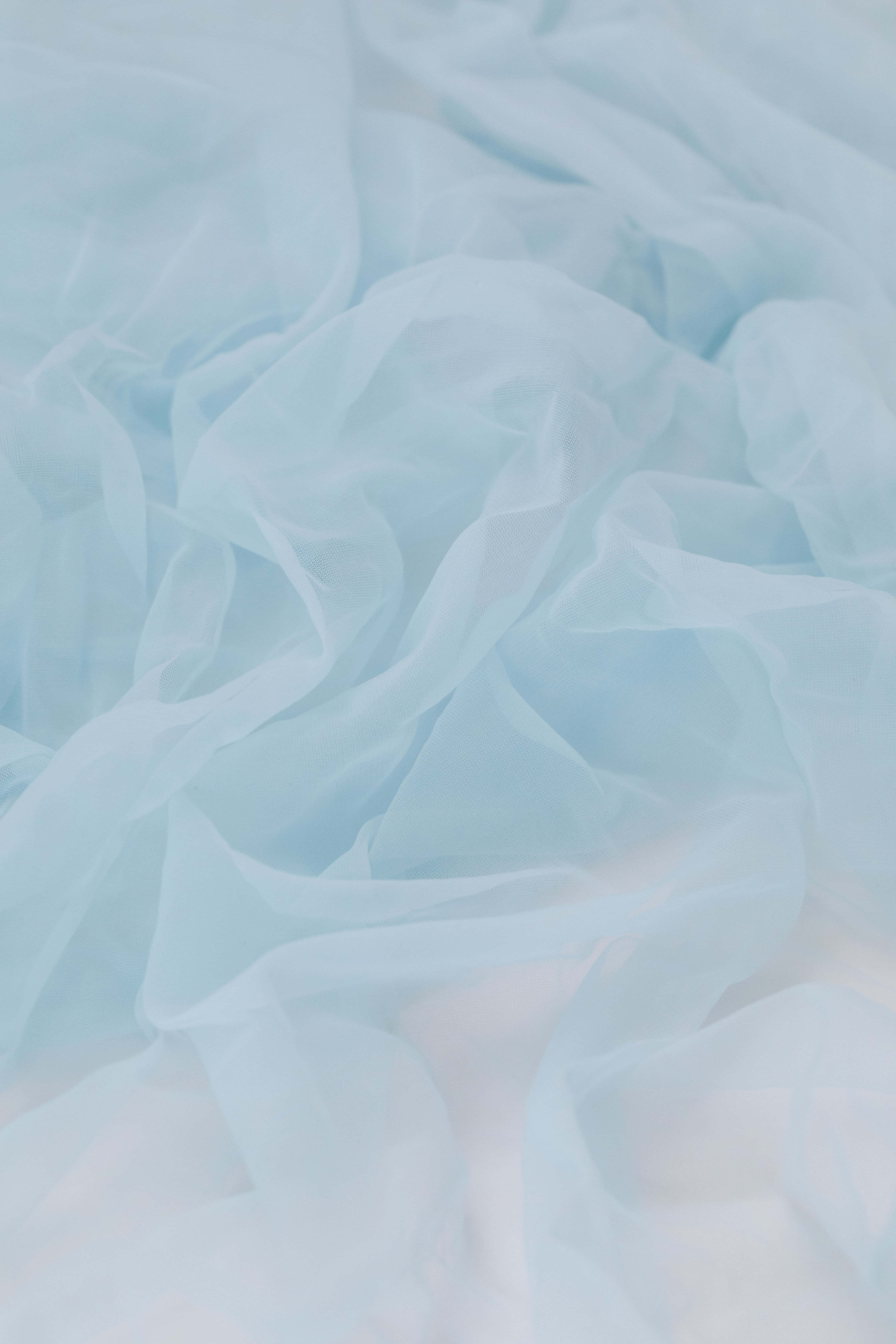 Aesthetic Abstract 桌布 壁紙 — 柔軟的淺藍色薄紗布料，帶有柔和皺褶和半透明質感。